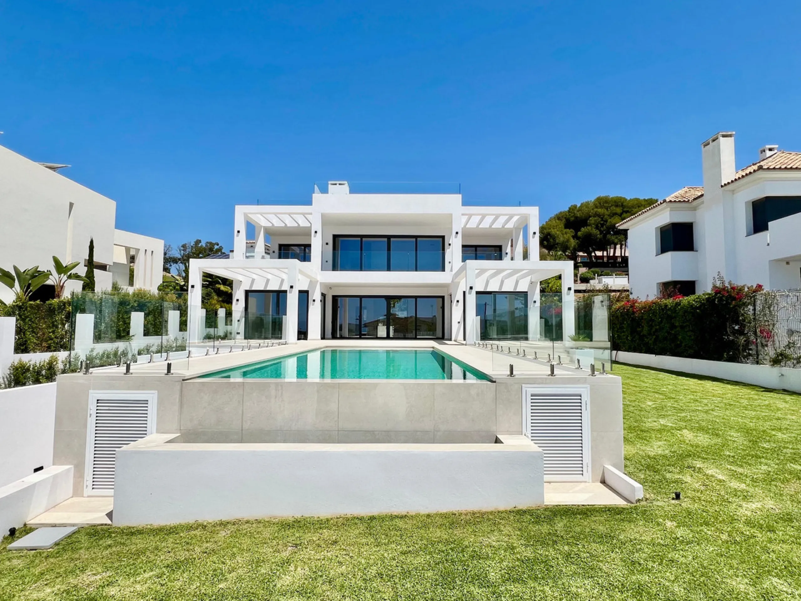 Located in a beautiful corner of the exclusive Elviria. This elegant villa has aesthetic perfection and the technological avant-garde join in an exquisite architectural work.