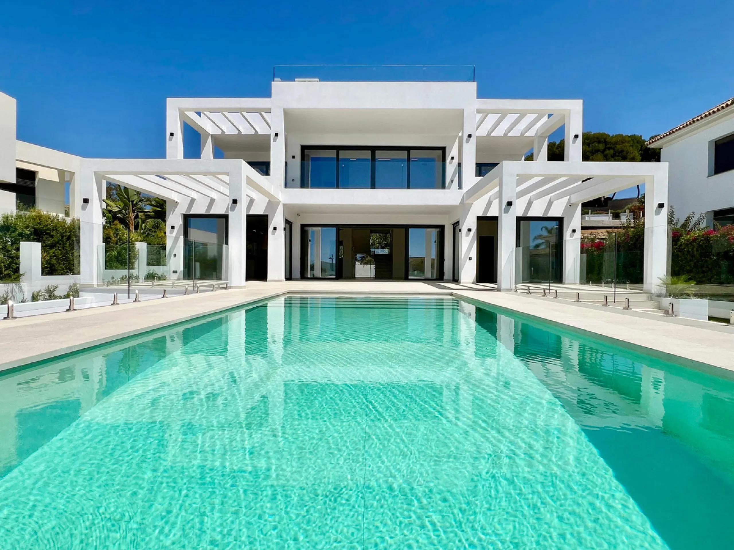 Located in a beautiful corner of the exclusive Elviria. This elegant villa has aesthetic perfection and the technological avant-garde join in an exquisite architectural work.