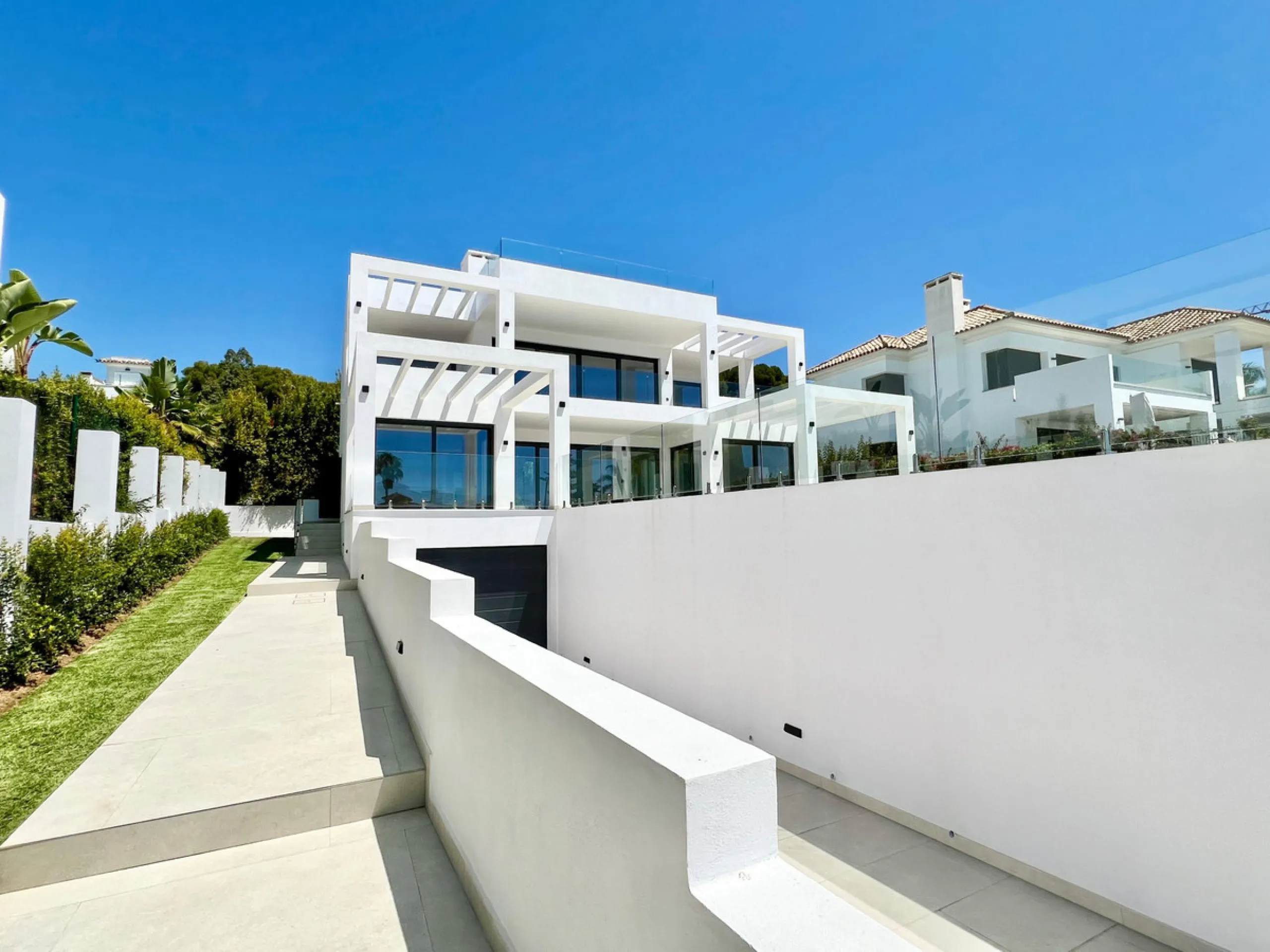 Located in a beautiful corner of the exclusive Elviria. This elegant villa has aesthetic perfection and the technological avant-garde join in an exquisite architectural work.