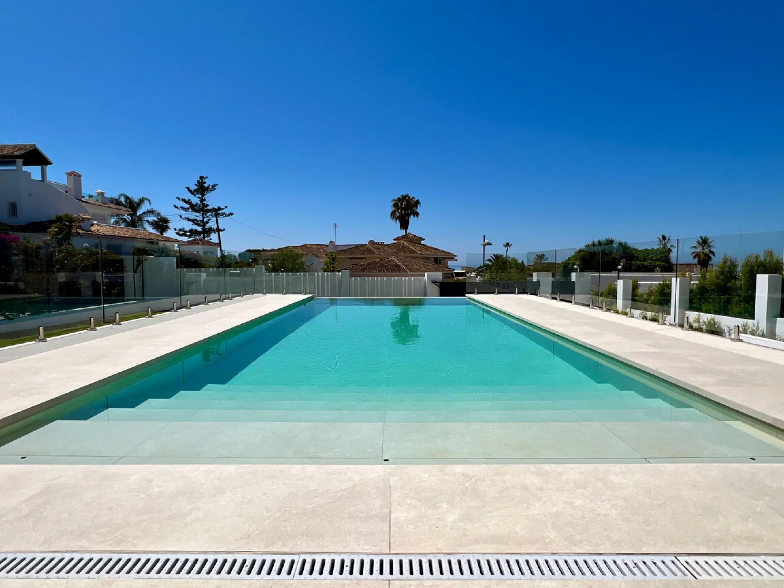 Located in a beautiful corner of the exclusive Elviria. This elegant villa has aesthetic perfection and the technological avant-garde join in an exquisite architectural work.