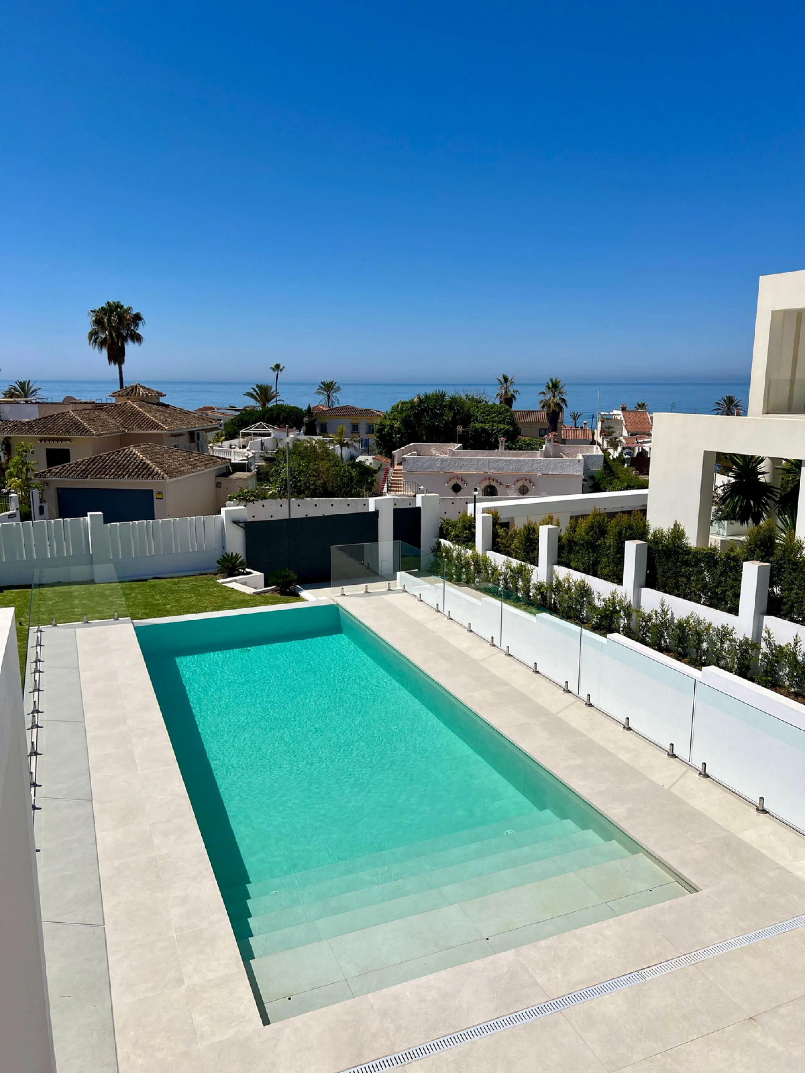 Located in a beautiful corner of the exclusive Elviria. This elegant villa has aesthetic perfection and the technological avant-garde join in an exquisite architectural work.