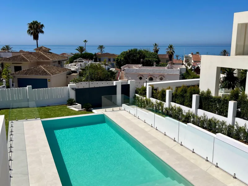 Located in a beautiful corner of the exclusive Elviria. This elegant villa has aesthetic perfection and the technological avant-garde join in an exquisite architectural work.