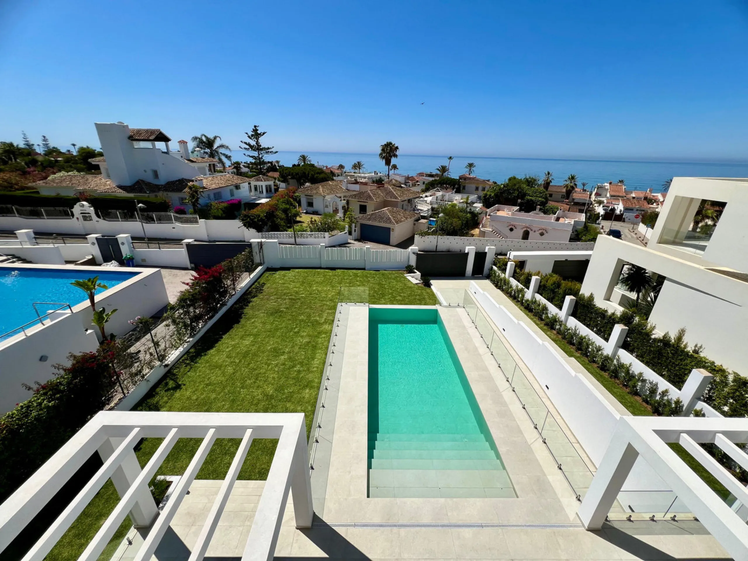 Located in a beautiful corner of the exclusive Elviria. This elegant villa has aesthetic perfection and the technological avant-garde join in an exquisite architectural work.