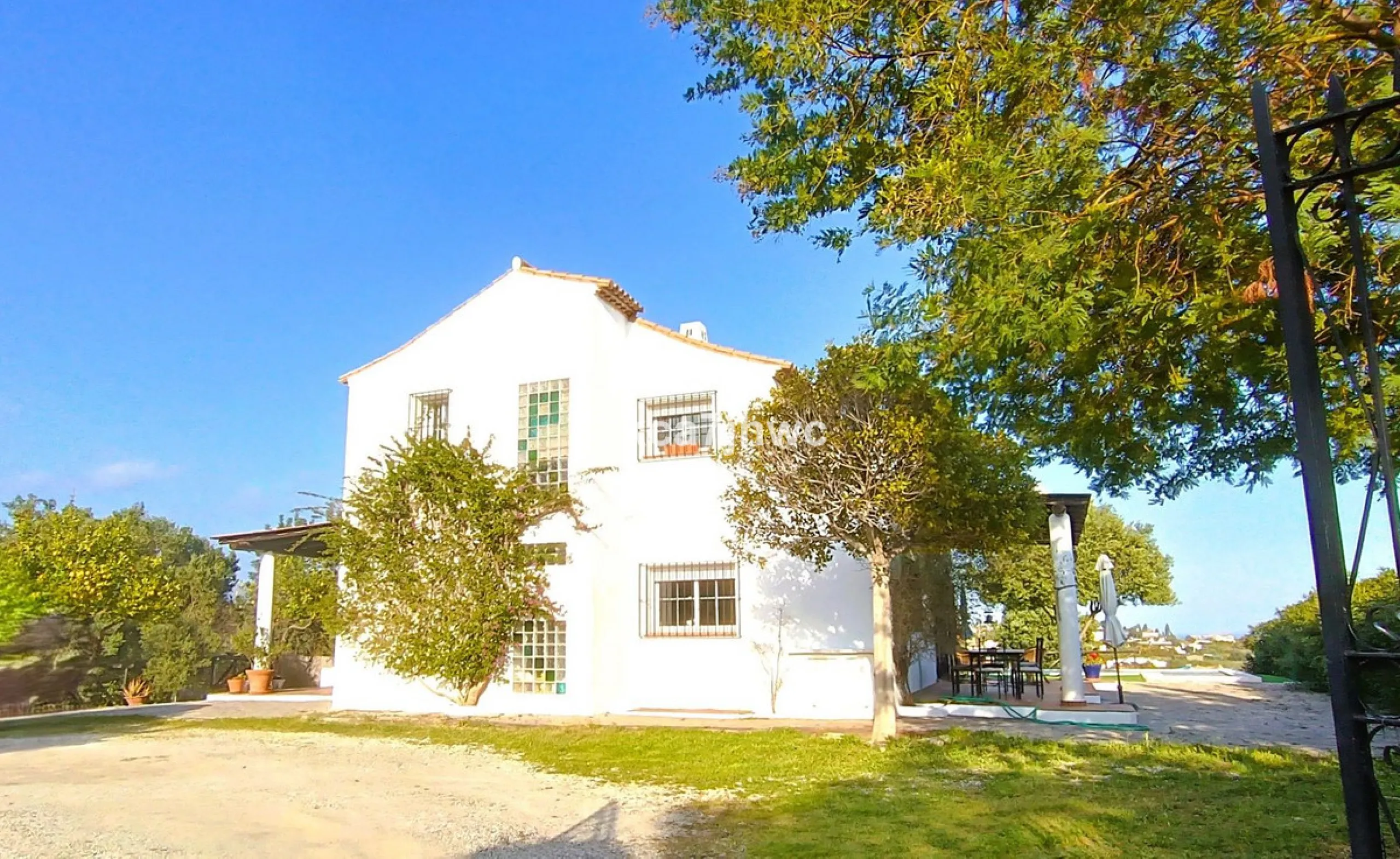 House - Detached Villa в продаже в Estepona, Málaga. В доме 4 спален и 4 ванных комнат. Площадь дома 274 м². Площадь участка 4112 м²