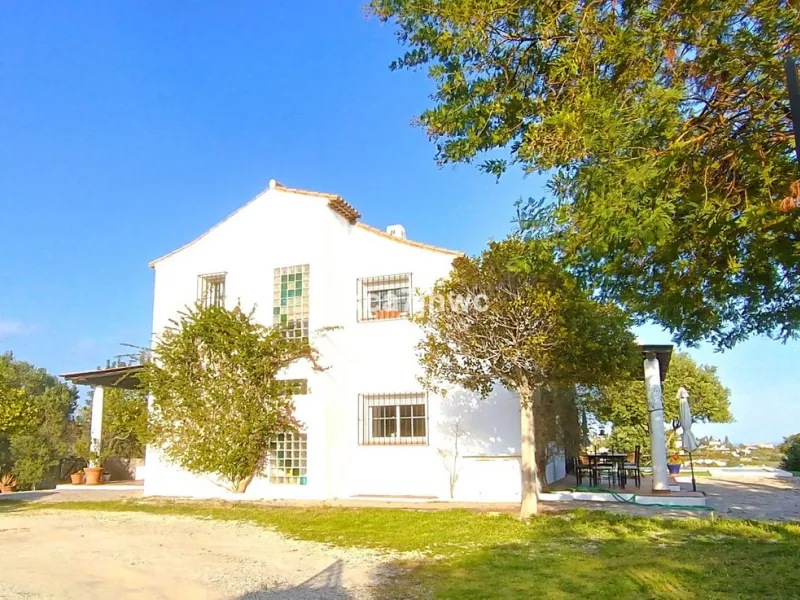 House - Detached Villa в продаже в Estepona, Málaga. В доме 4 спален и 4 ванных комнат. Площадь дома 274 м². Площадь участка 4112 м²