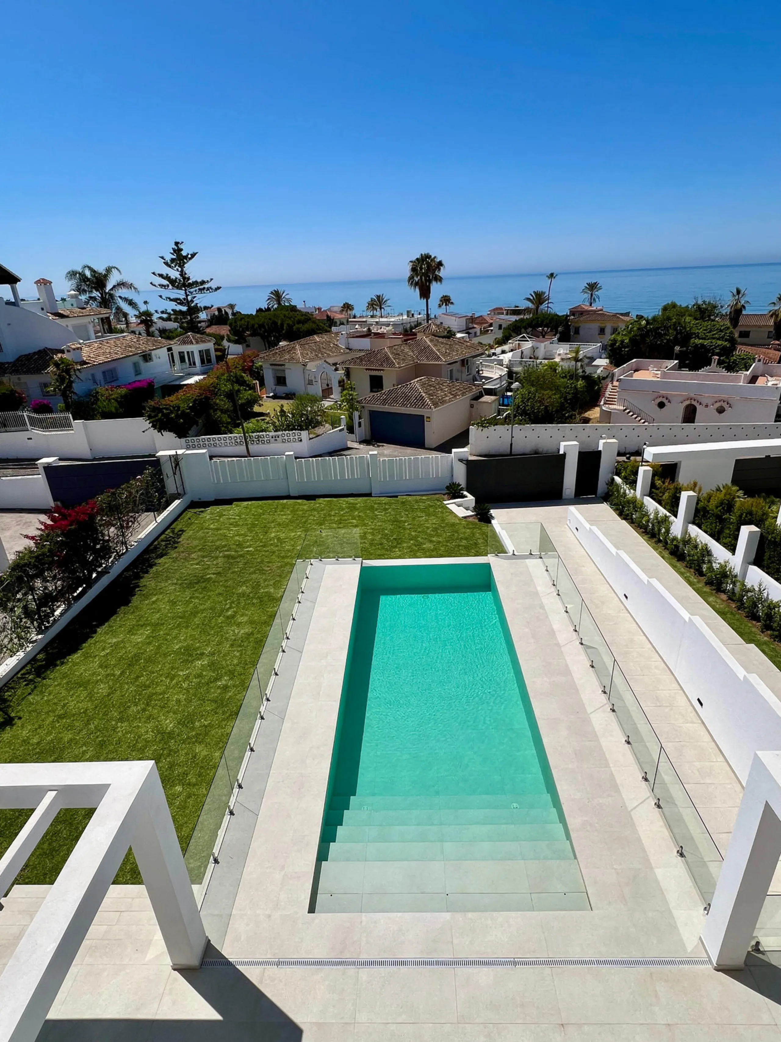 Located in a beautiful corner of the exclusive Elviria. This elegant villa has aesthetic perfection and the technological avant-garde join in an exquisite architectural work.