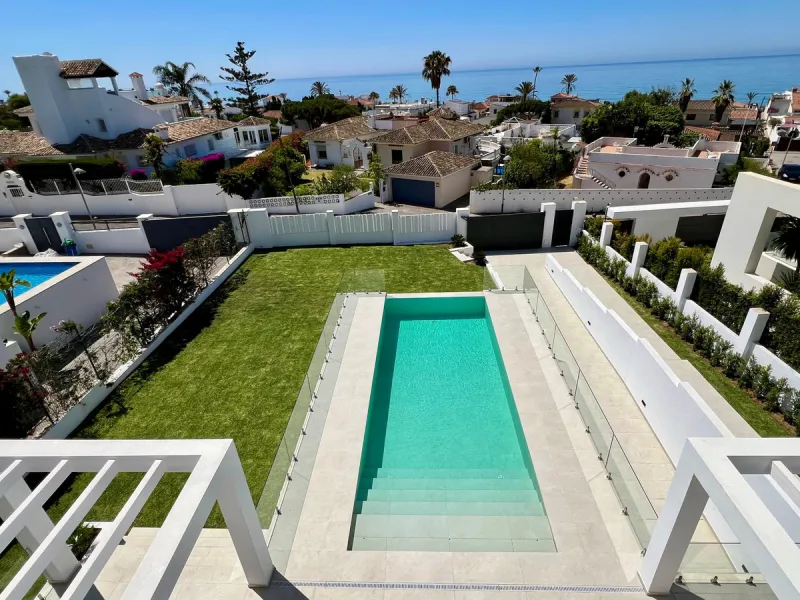 Located in a beautiful corner of the exclusive Elviria. This elegant villa has aesthetic perfection and the technological avant-garde join in an exquisite architectural work.