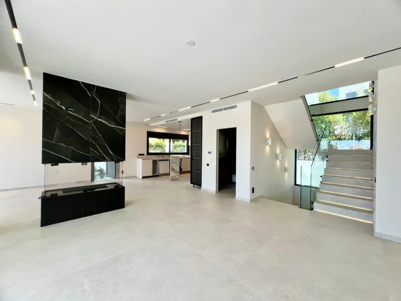 Located in a beautiful corner of the exclusive Elviria. This elegant villa has aesthetic perfection and the technological avant-garde join in an exquisite architectural work.