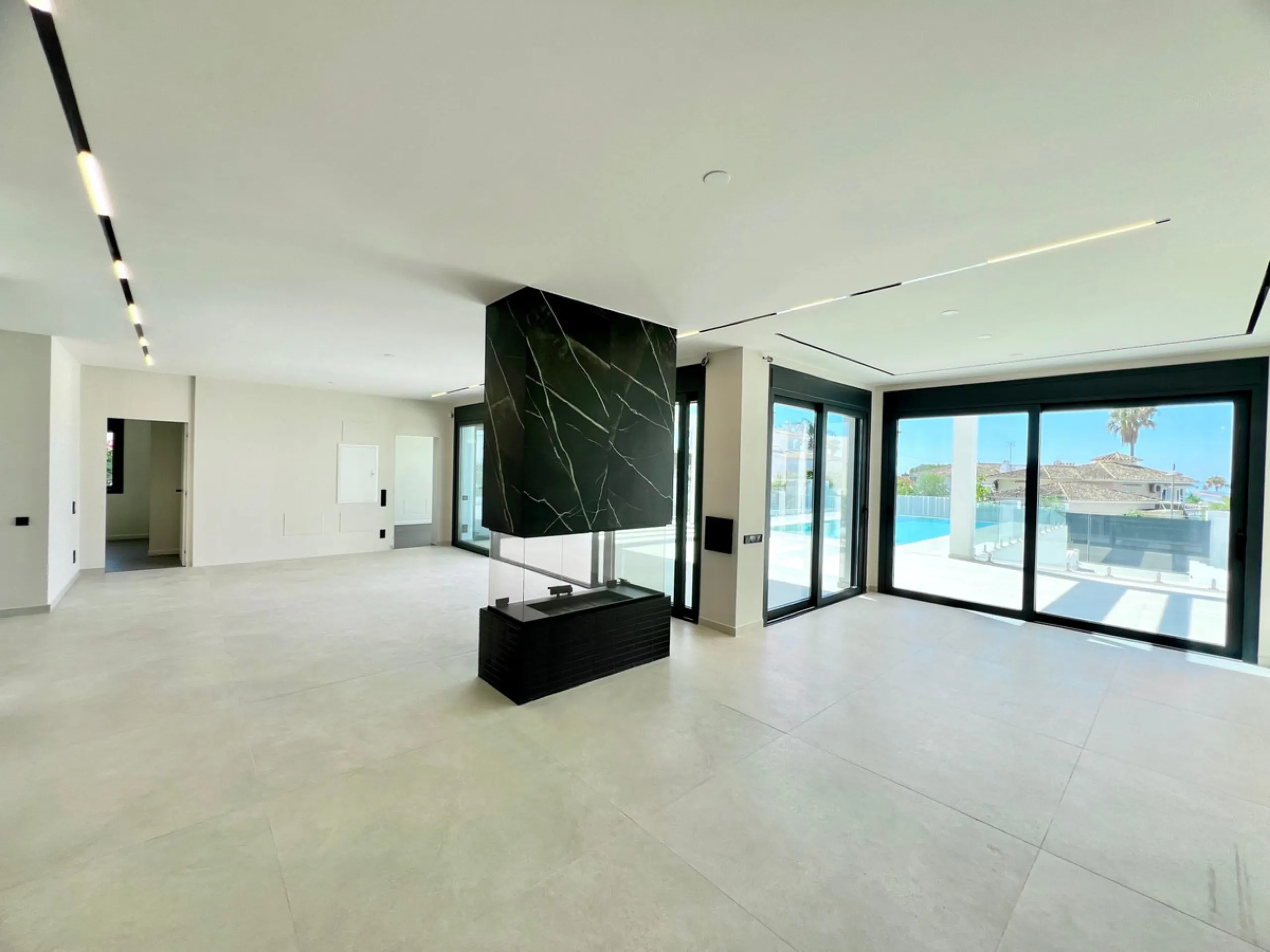Located in a beautiful corner of the exclusive Elviria. This elegant villa has aesthetic perfection and the technological avant-garde join in an exquisite architectural work.