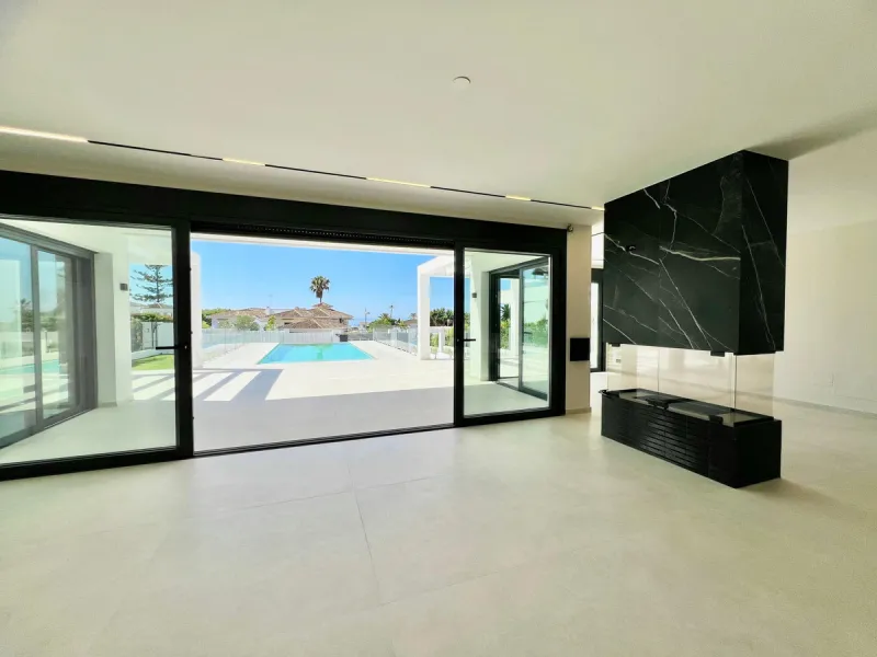 Located in a beautiful corner of the exclusive Elviria. This elegant villa has aesthetic perfection and the technological avant-garde join in an exquisite architectural work.