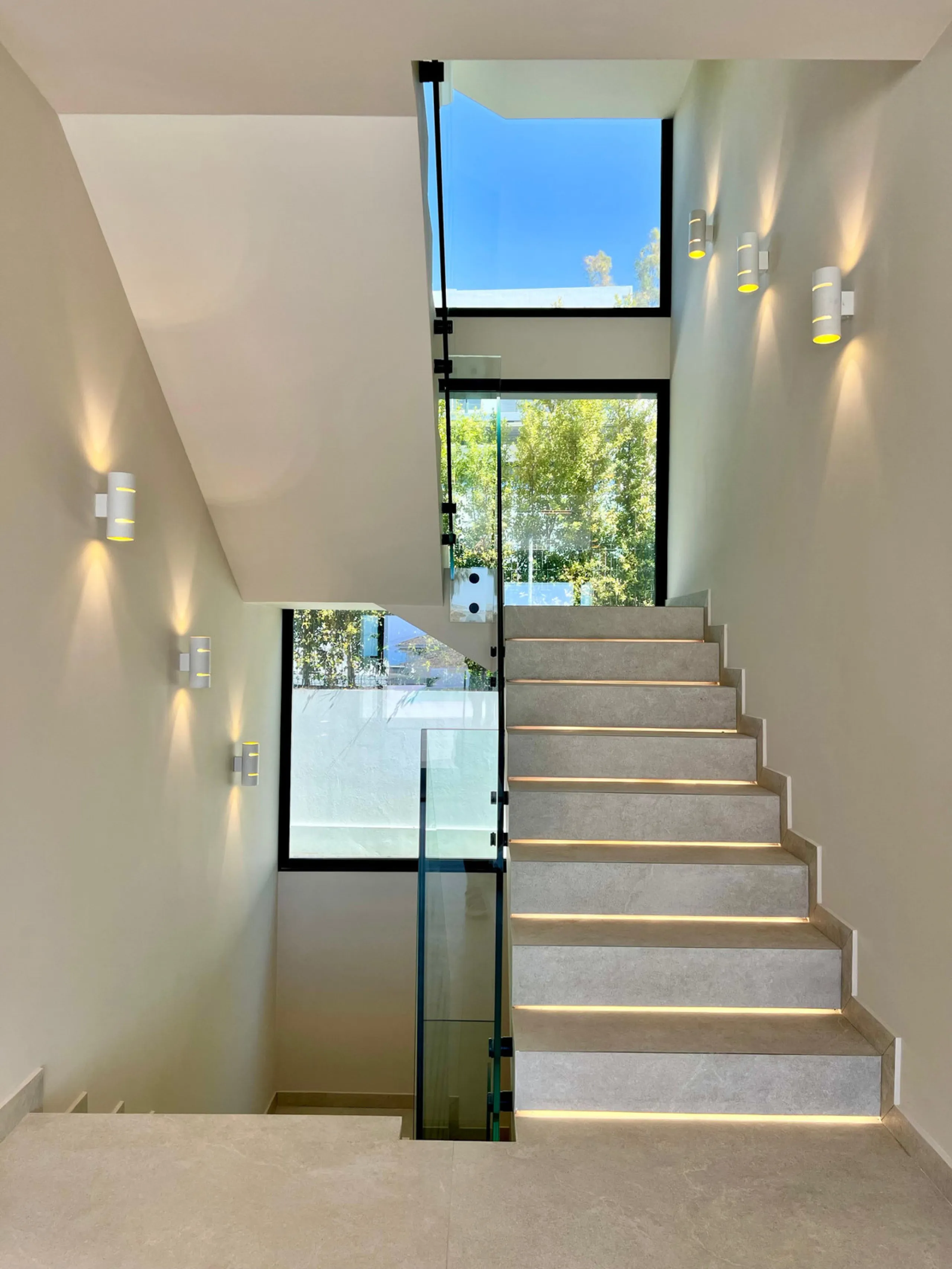 Located in a beautiful corner of the exclusive Elviria. This elegant villa has aesthetic perfection and the technological avant-garde join in an exquisite architectural work.