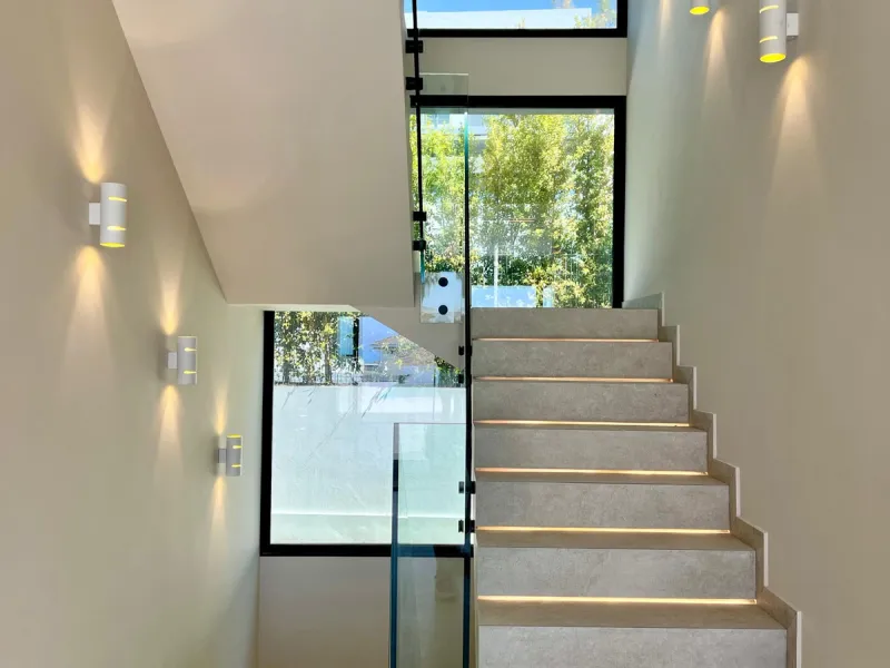 Located in a beautiful corner of the exclusive Elviria. This elegant villa has aesthetic perfection and the technological avant-garde join in an exquisite architectural work.