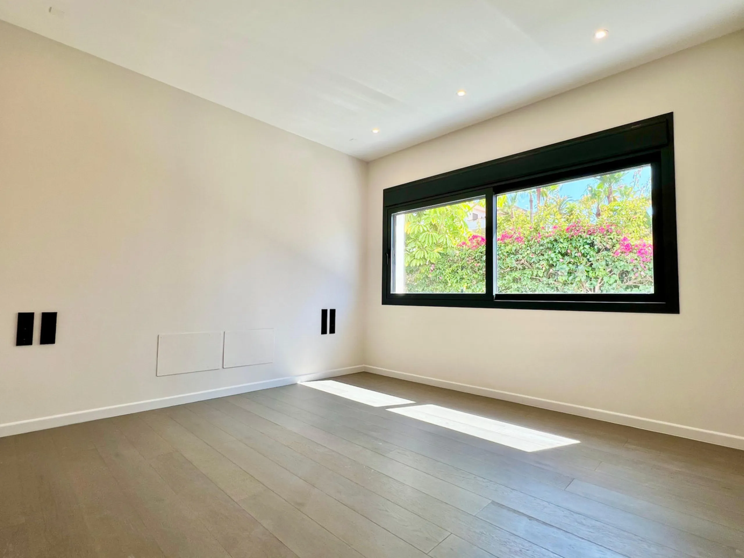 Located in a beautiful corner of the exclusive Elviria. This elegant villa has aesthetic perfection and the technological avant-garde join in an exquisite architectural work.