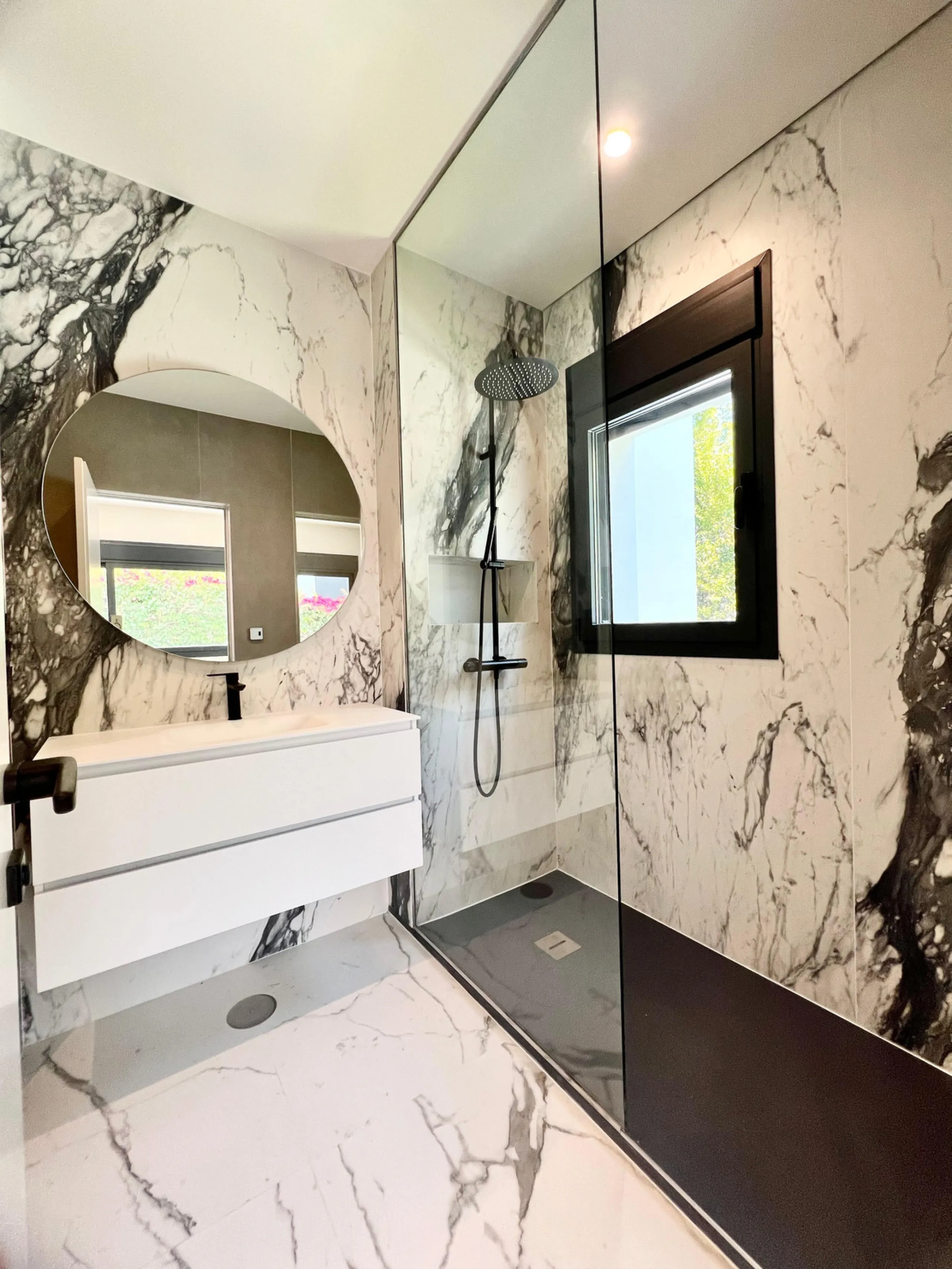 Located in a beautiful corner of the exclusive Elviria. This elegant villa has aesthetic perfection and the technological avant-garde join in an exquisite architectural work.