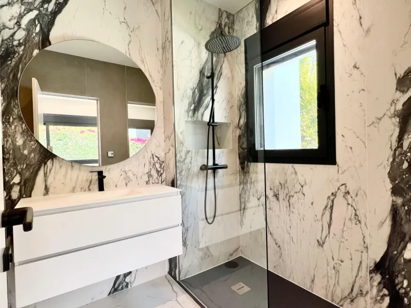 Located in a beautiful corner of the exclusive Elviria. This elegant villa has aesthetic perfection and the technological avant-garde join in an exquisite architectural work.