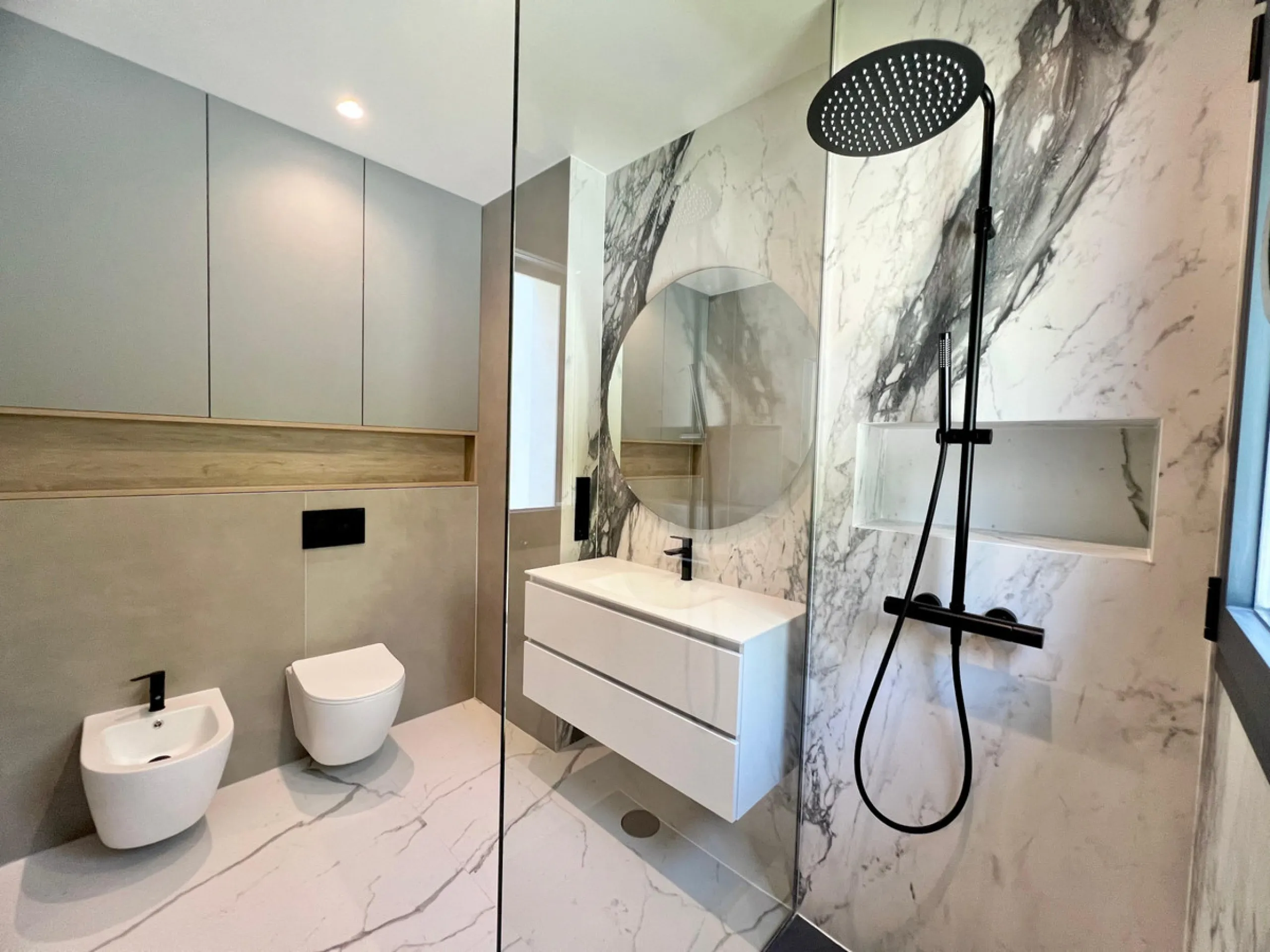 Located in a beautiful corner of the exclusive Elviria. This elegant villa has aesthetic perfection and the technological avant-garde join in an exquisite architectural work.