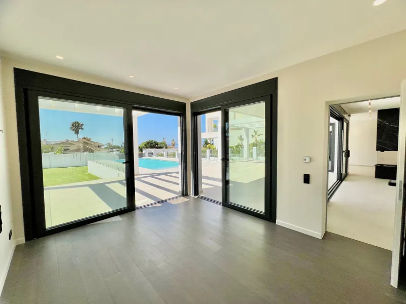 Located in a beautiful corner of the exclusive Elviria. This elegant villa has aesthetic perfection and the technological avant-garde join in an exquisite architectural work.