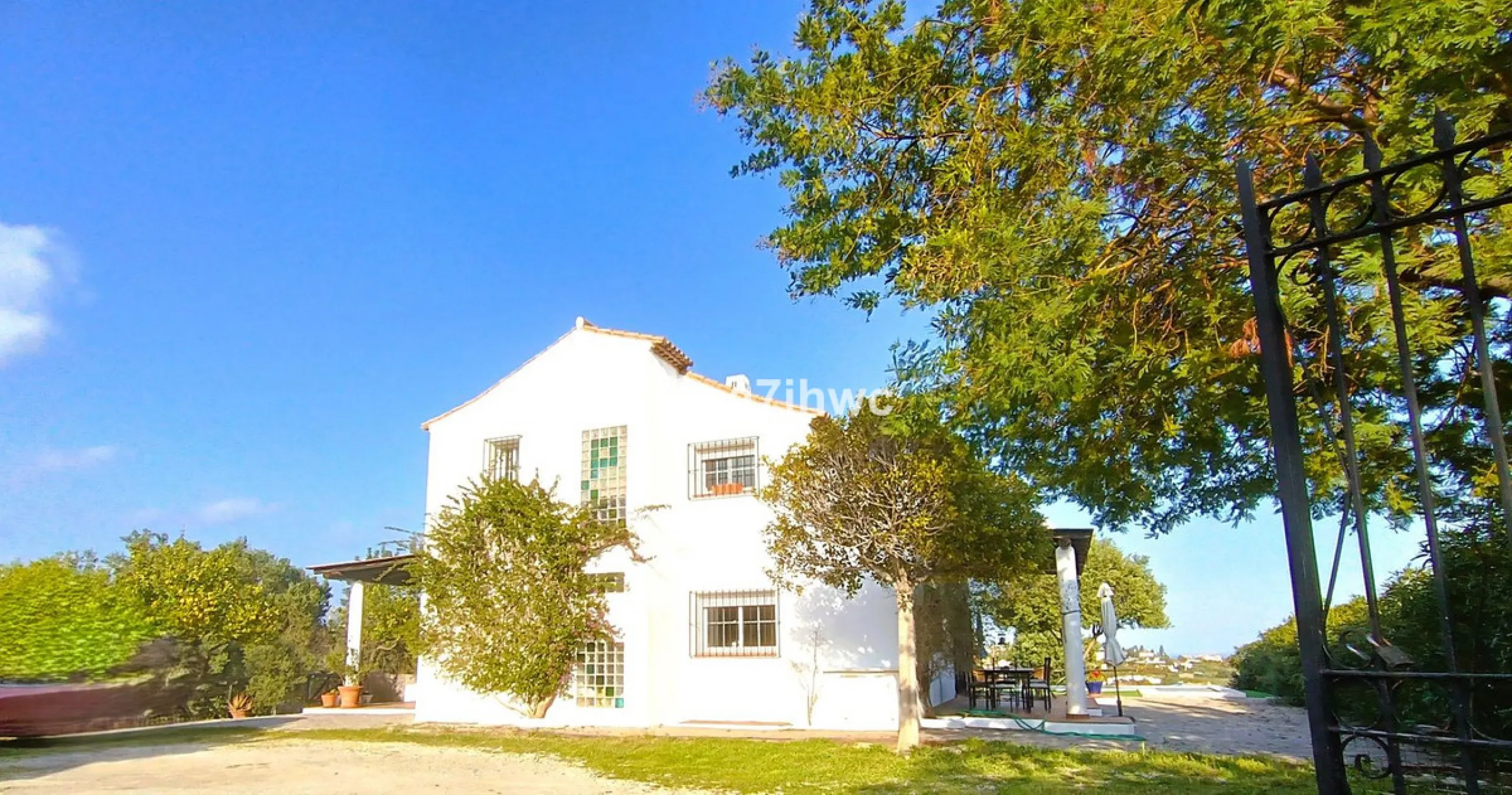 House - Detached Villa в продаже в Estepona, Málaga. В доме 4 спален и 4 ванных комнат. Площадь дома 274 м². Площадь участка 4112 м²