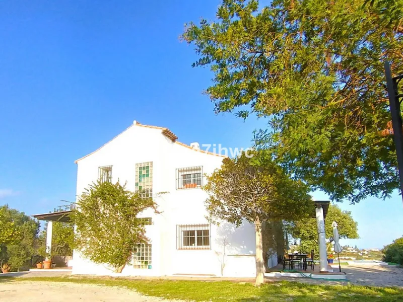 House - Detached Villa в продаже в Estepona, Málaga. В доме 4 спален и 4 ванных комнат. Площадь дома 274 м². Площадь участка 4112 м²