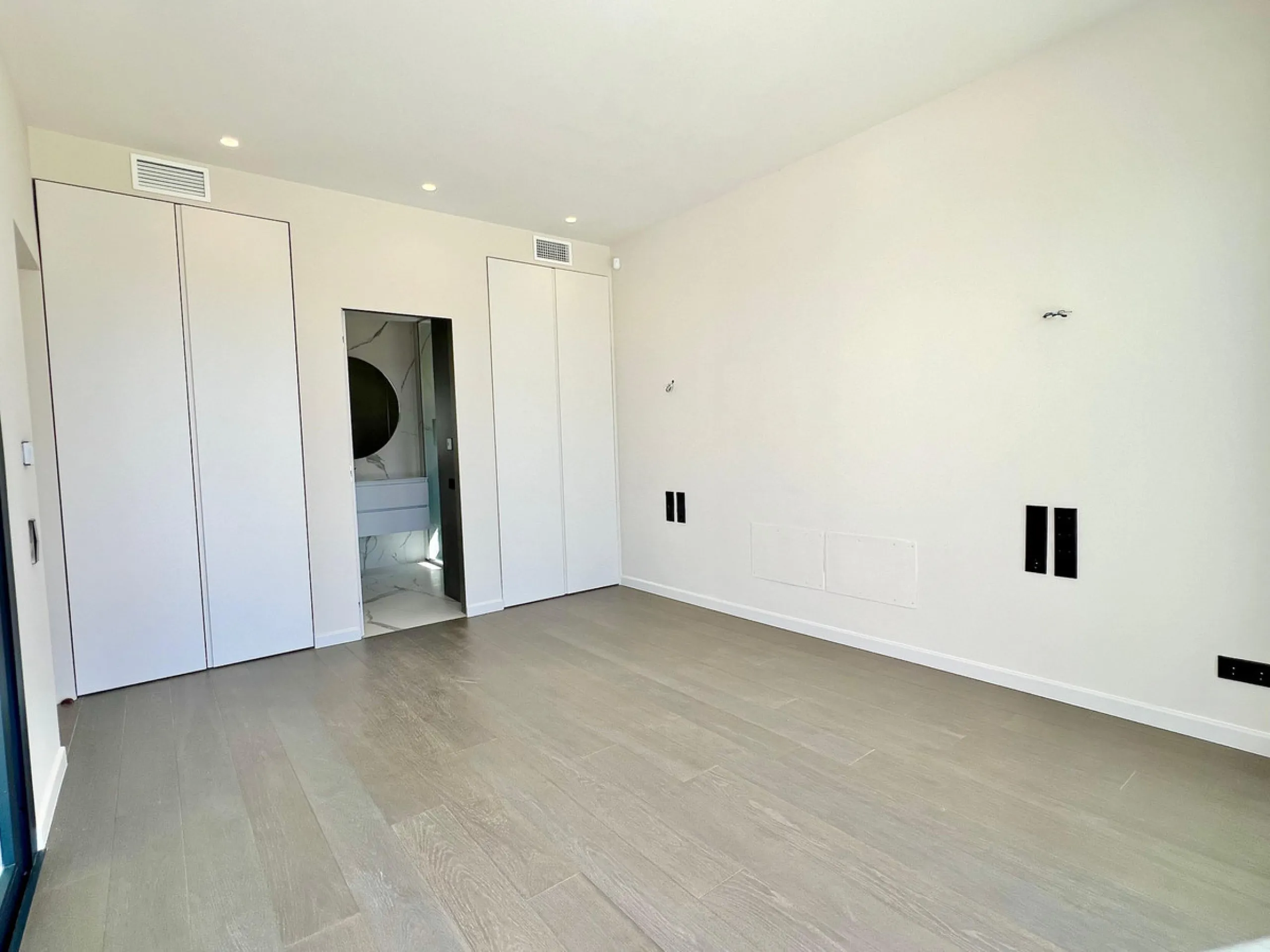 Located in a beautiful corner of the exclusive Elviria. This elegant villa has aesthetic perfection and the technological avant-garde join in an exquisite architectural work.