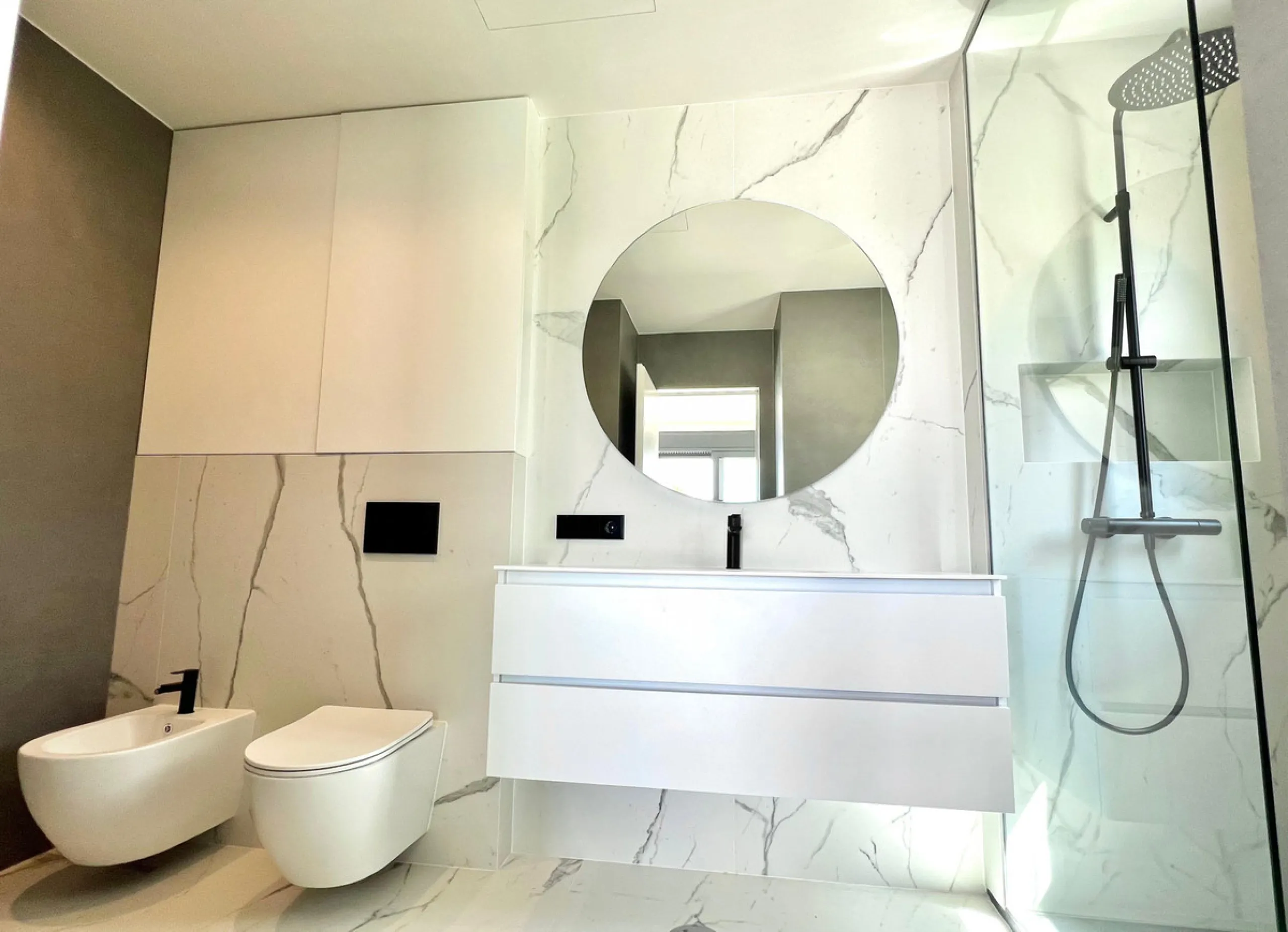 Located in a beautiful corner of the exclusive Elviria. This elegant villa has aesthetic perfection and the technological avant-garde join in an exquisite architectural work.