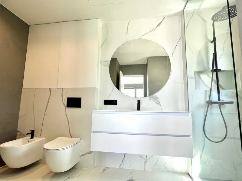 Located in a beautiful corner of the exclusive Elviria. This elegant villa has aesthetic perfection and the technological avant-garde join in an exquisite architectural work.
