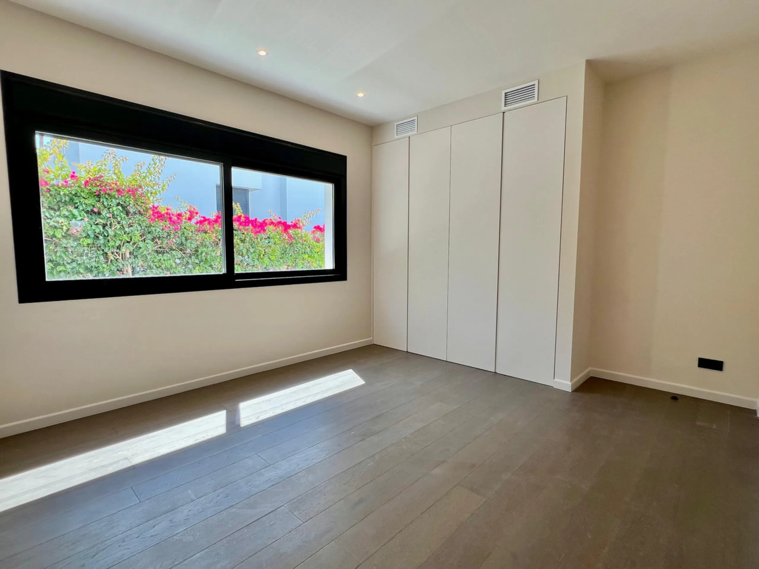 Located in a beautiful corner of the exclusive Elviria. This elegant villa has aesthetic perfection and the technological avant-garde join in an exquisite architectural work.