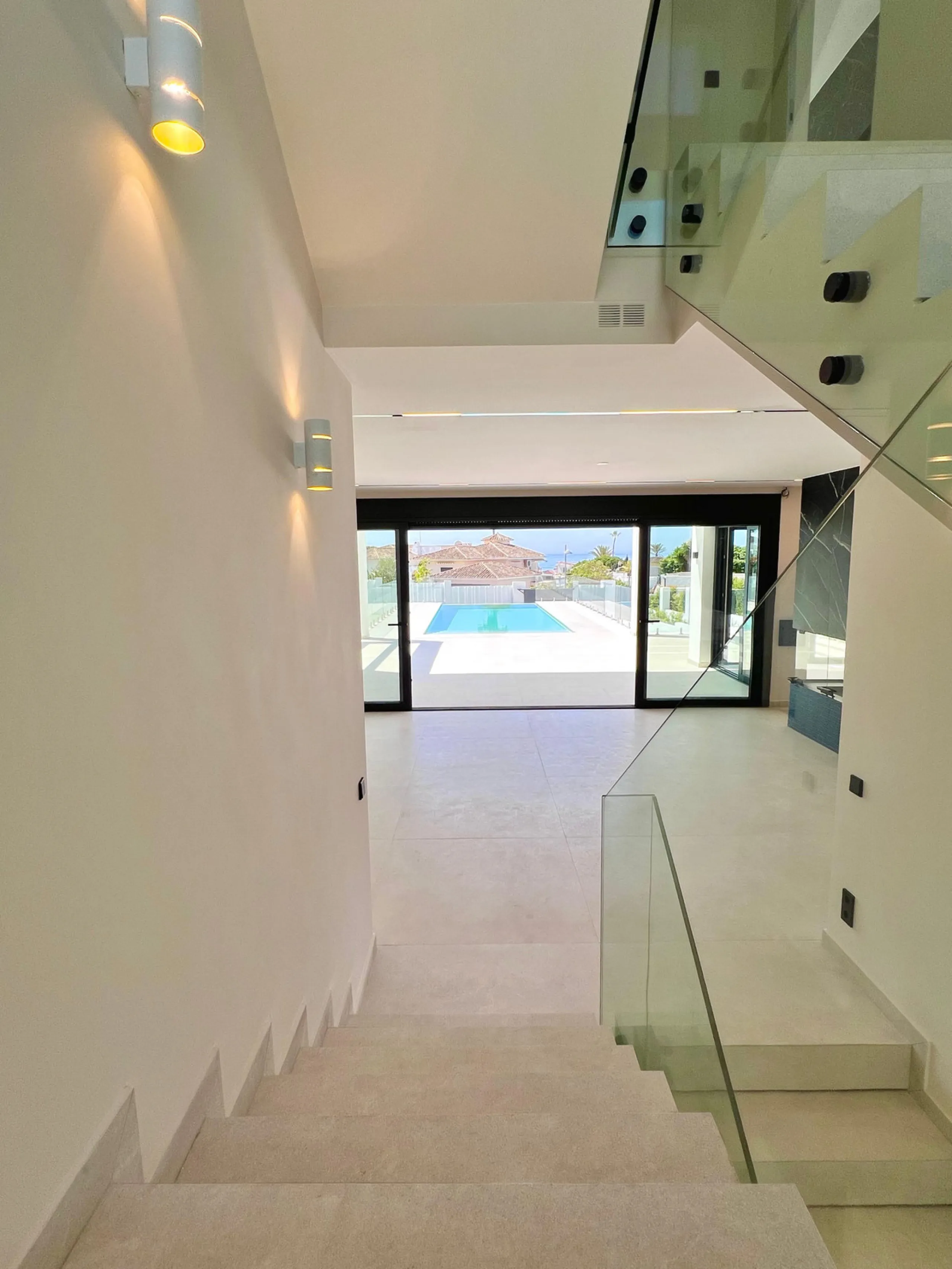 Located in a beautiful corner of the exclusive Elviria. This elegant villa has aesthetic perfection and the technological avant-garde join in an exquisite architectural work.