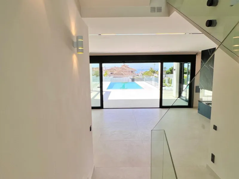 Located in a beautiful corner of the exclusive Elviria. This elegant villa has aesthetic perfection and the technological avant-garde join in an exquisite architectural work.