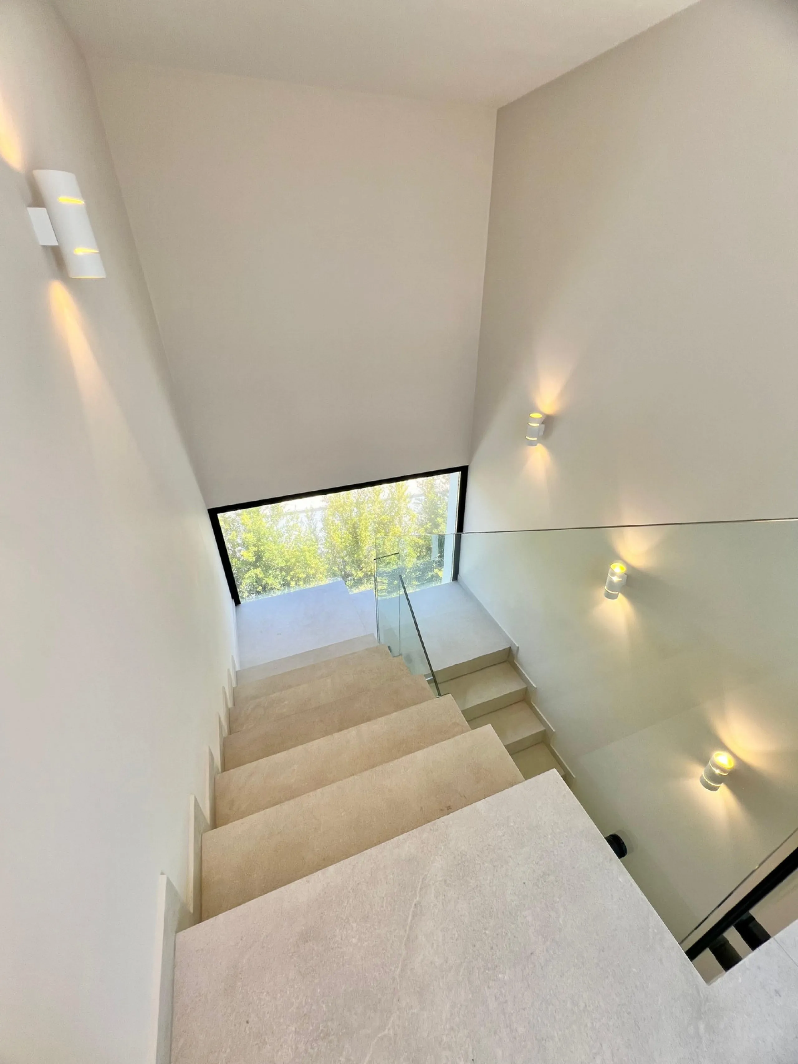 Located in a beautiful corner of the exclusive Elviria. This elegant villa has aesthetic perfection and the technological avant-garde join in an exquisite architectural work.