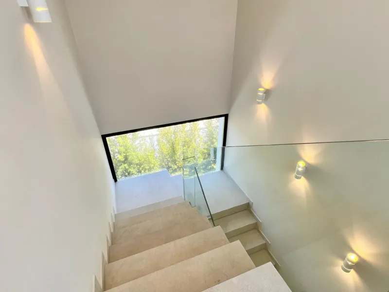 Located in a beautiful corner of the exclusive Elviria. This elegant villa has aesthetic perfection and the technological avant-garde join in an exquisite architectural work.
