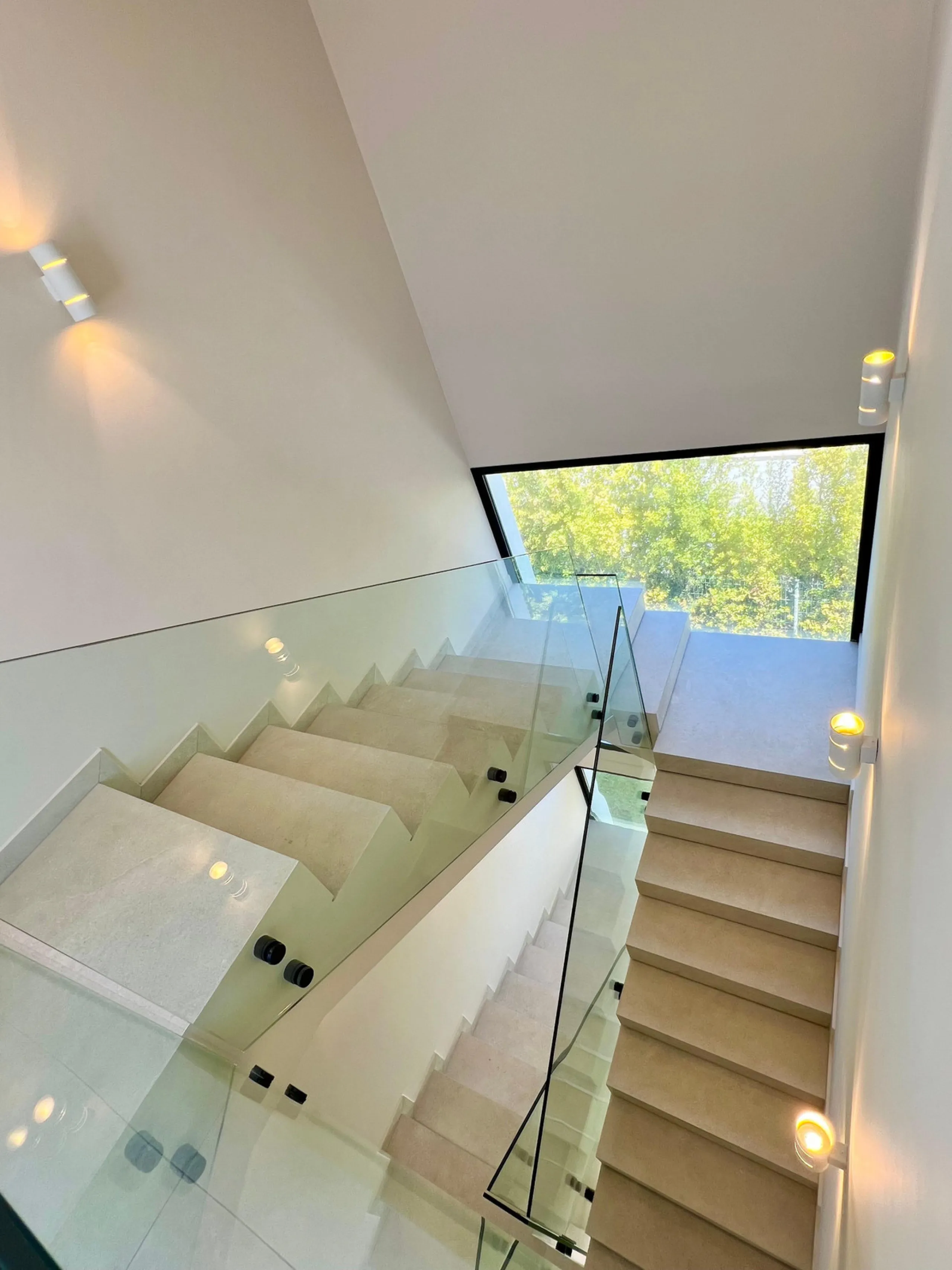 Located in a beautiful corner of the exclusive Elviria. This elegant villa has aesthetic perfection and the technological avant-garde join in an exquisite architectural work.