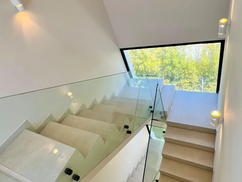 Located in a beautiful corner of the exclusive Elviria. This elegant villa has aesthetic perfection and the technological avant-garde join in an exquisite architectural work.