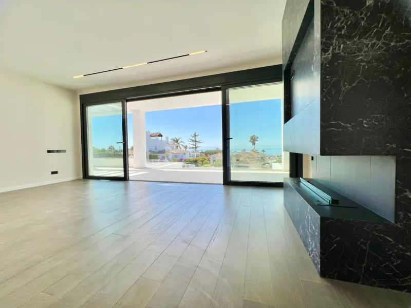Located in a beautiful corner of the exclusive Elviria. This elegant villa has aesthetic perfection and the technological avant-garde join in an exquisite architectural work.