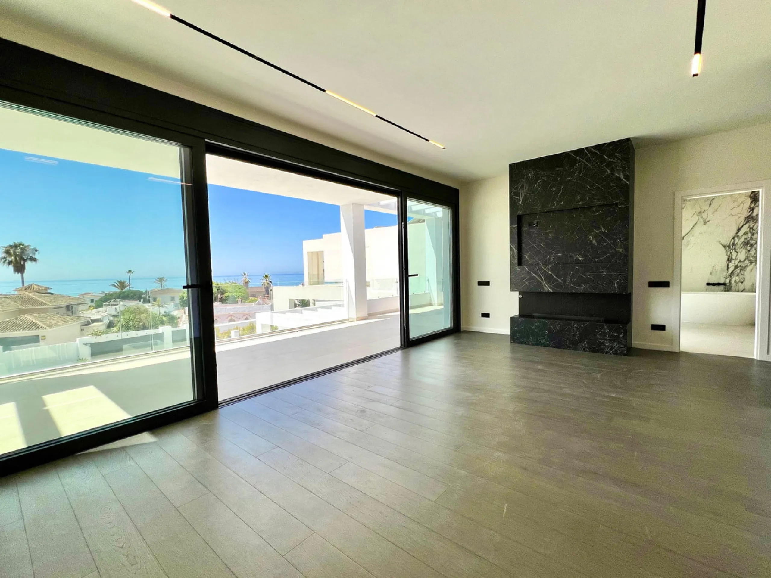 Located in a beautiful corner of the exclusive Elviria. This elegant villa has aesthetic perfection and the technological avant-garde join in an exquisite architectural work.
