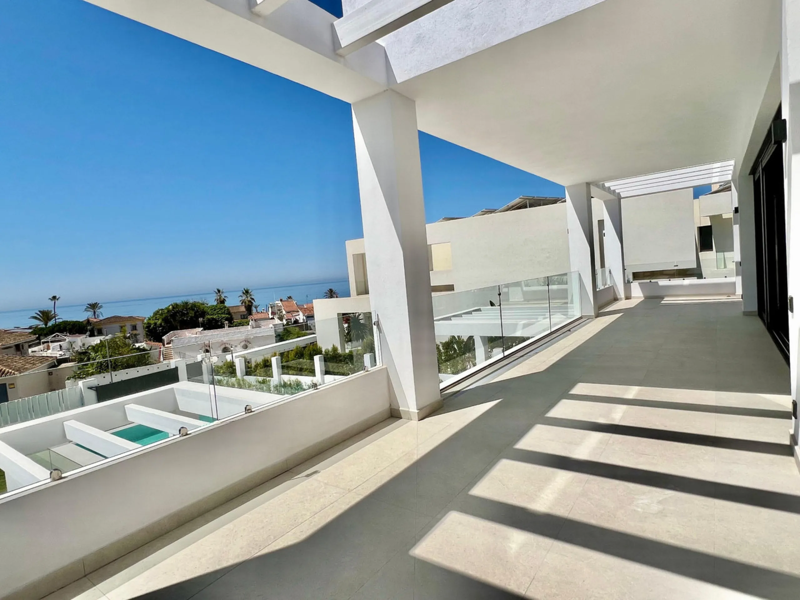 Located in a beautiful corner of the exclusive Elviria. This elegant villa has aesthetic perfection and the technological avant-garde join in an exquisite architectural work.