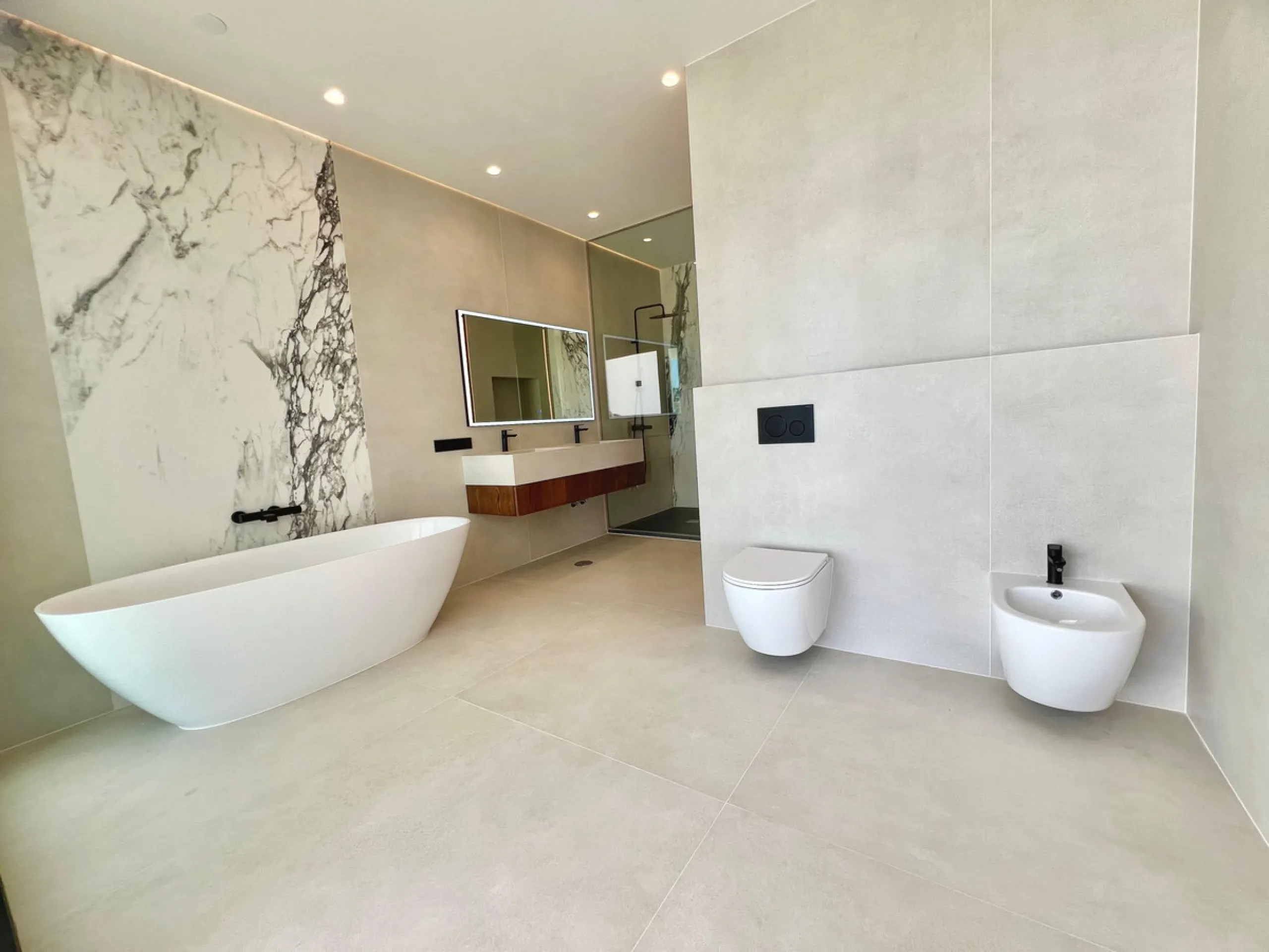 Located in a beautiful corner of the exclusive Elviria. This elegant villa has aesthetic perfection and the technological avant-garde join in an exquisite architectural work.