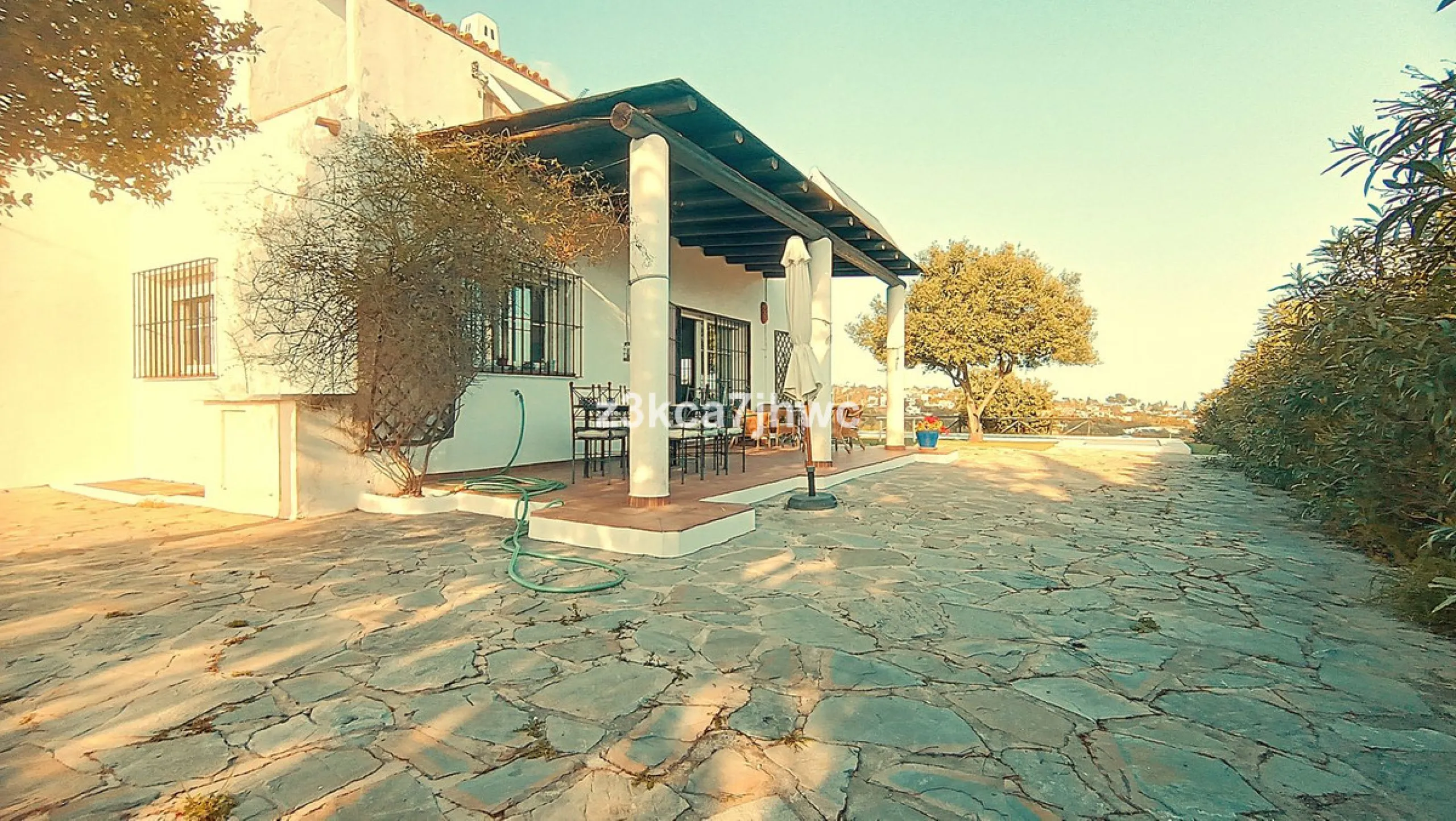 House - Detached Villa в продаже в Estepona, Málaga. В доме 4 спален и 4 ванных комнат. Площадь дома 274 м². Площадь участка 4112 м²