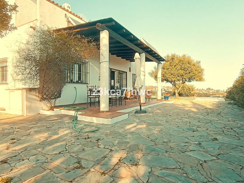 House - Detached Villa в продаже в Estepona, Málaga. В доме 4 спален и 4 ванных комнат. Площадь дома 274 м². Площадь участка 4112 м²