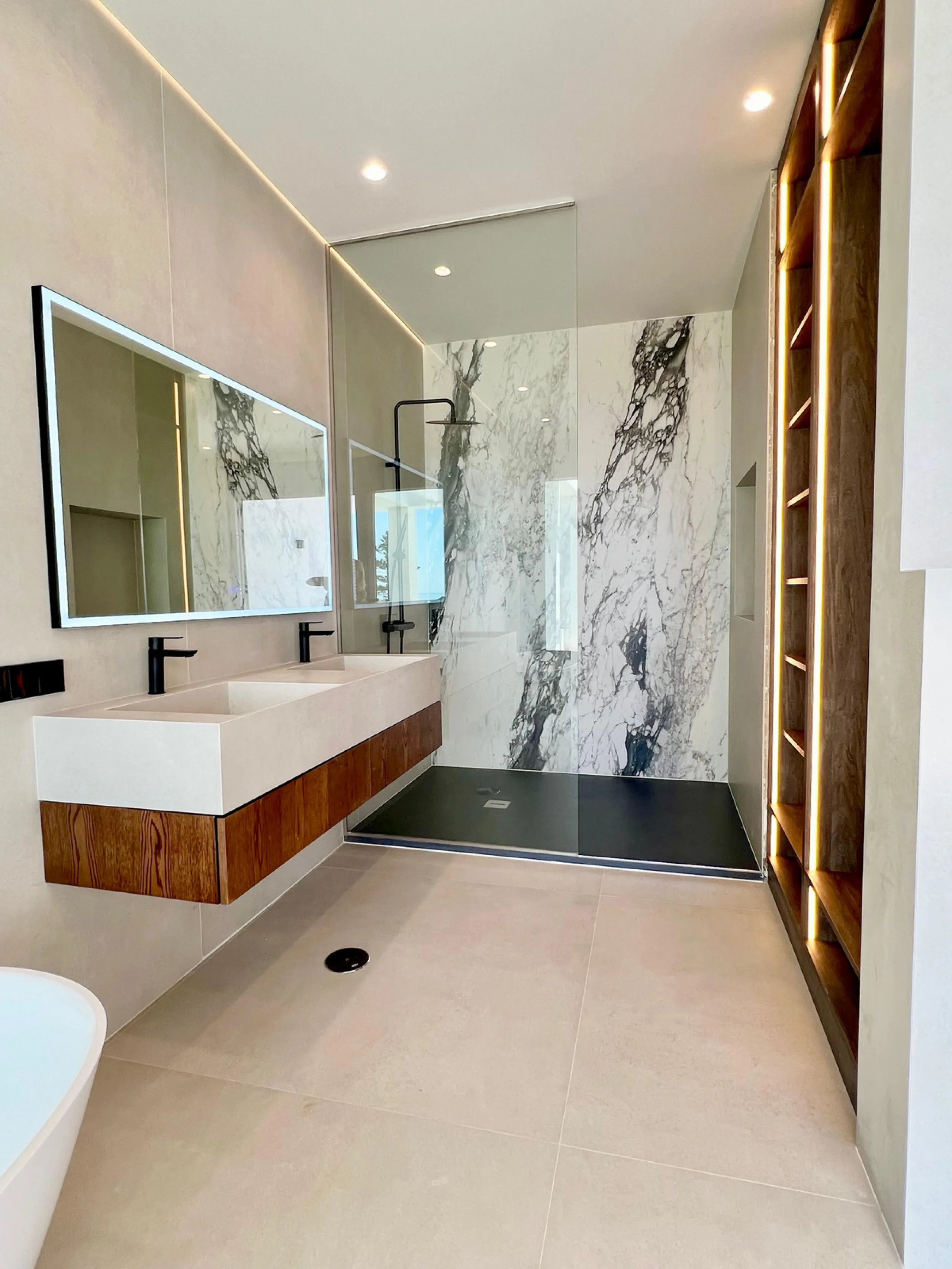 Located in a beautiful corner of the exclusive Elviria. This elegant villa has aesthetic perfection and the technological avant-garde join in an exquisite architectural work.