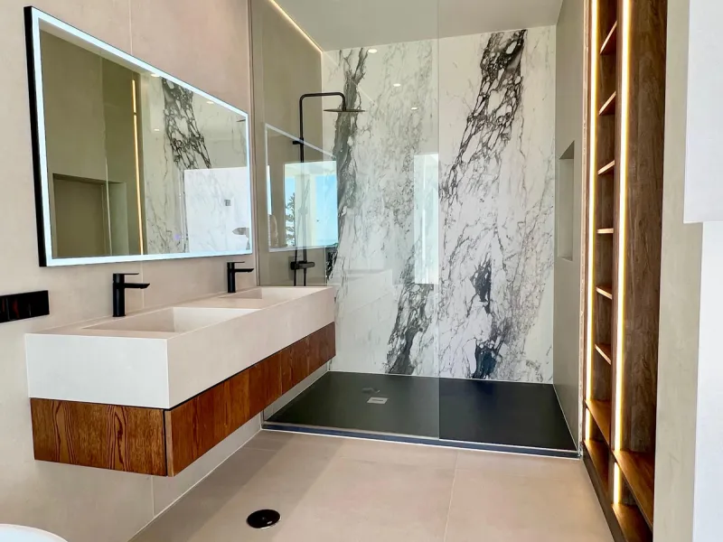 Located in a beautiful corner of the exclusive Elviria. This elegant villa has aesthetic perfection and the technological avant-garde join in an exquisite architectural work.