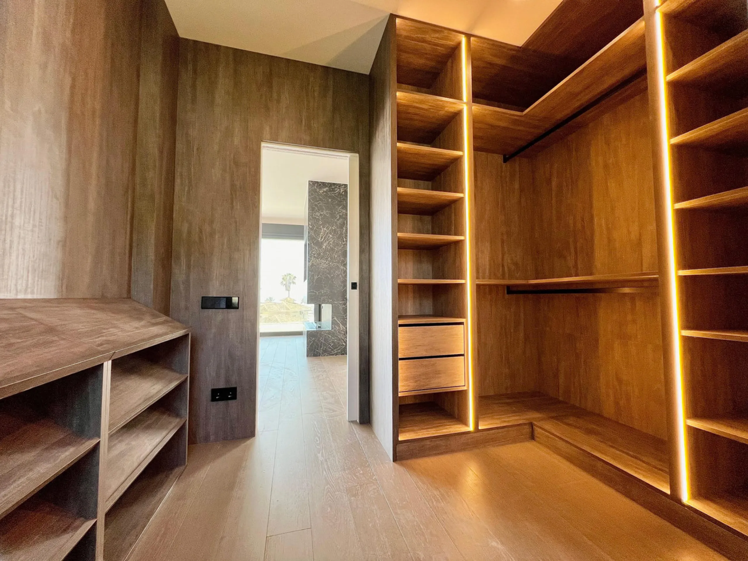 Located in a beautiful corner of the exclusive Elviria. This elegant villa has aesthetic perfection and the technological avant-garde join in an exquisite architectural work.