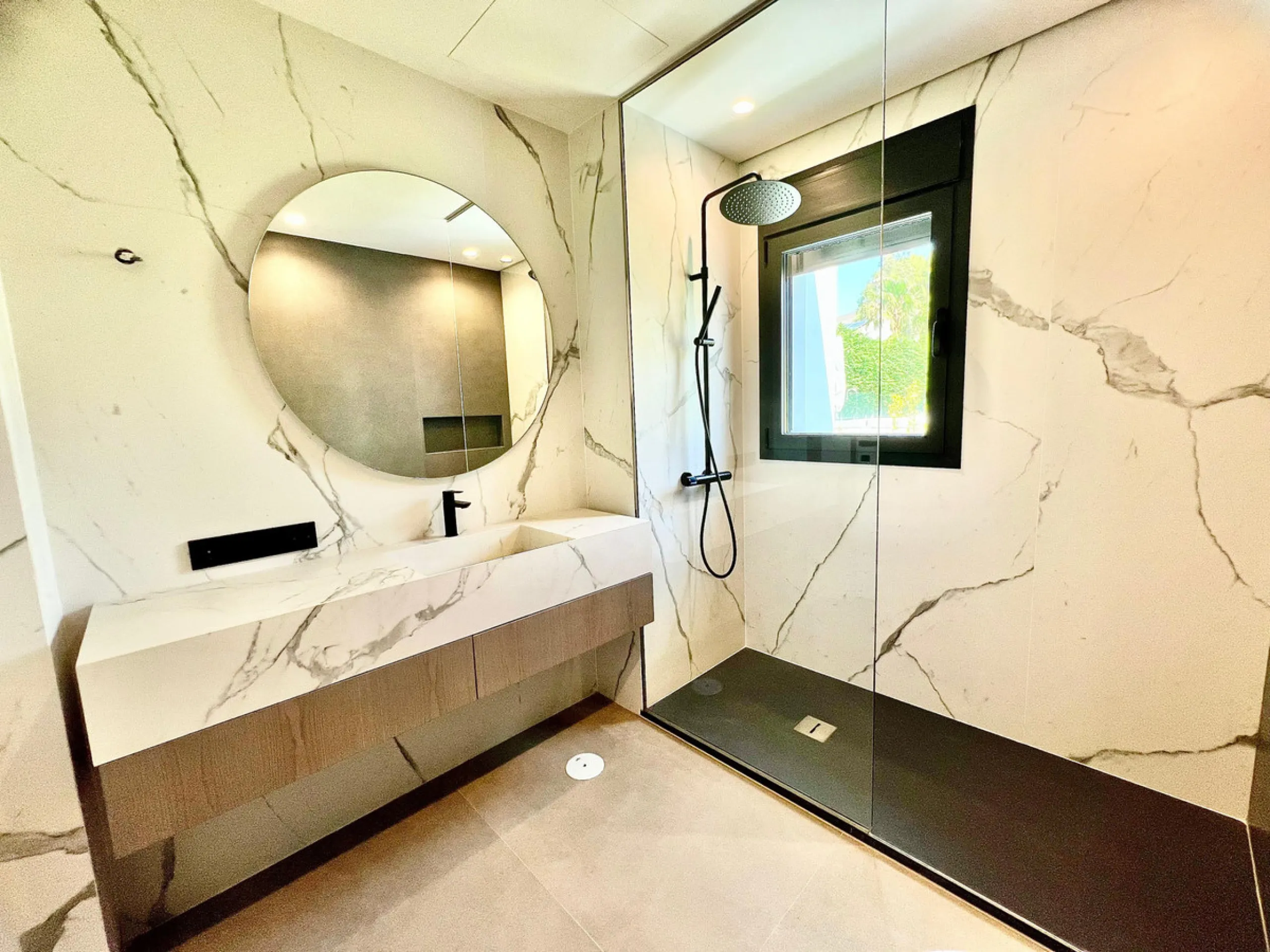 Located in a beautiful corner of the exclusive Elviria. This elegant villa has aesthetic perfection and the technological avant-garde join in an exquisite architectural work.