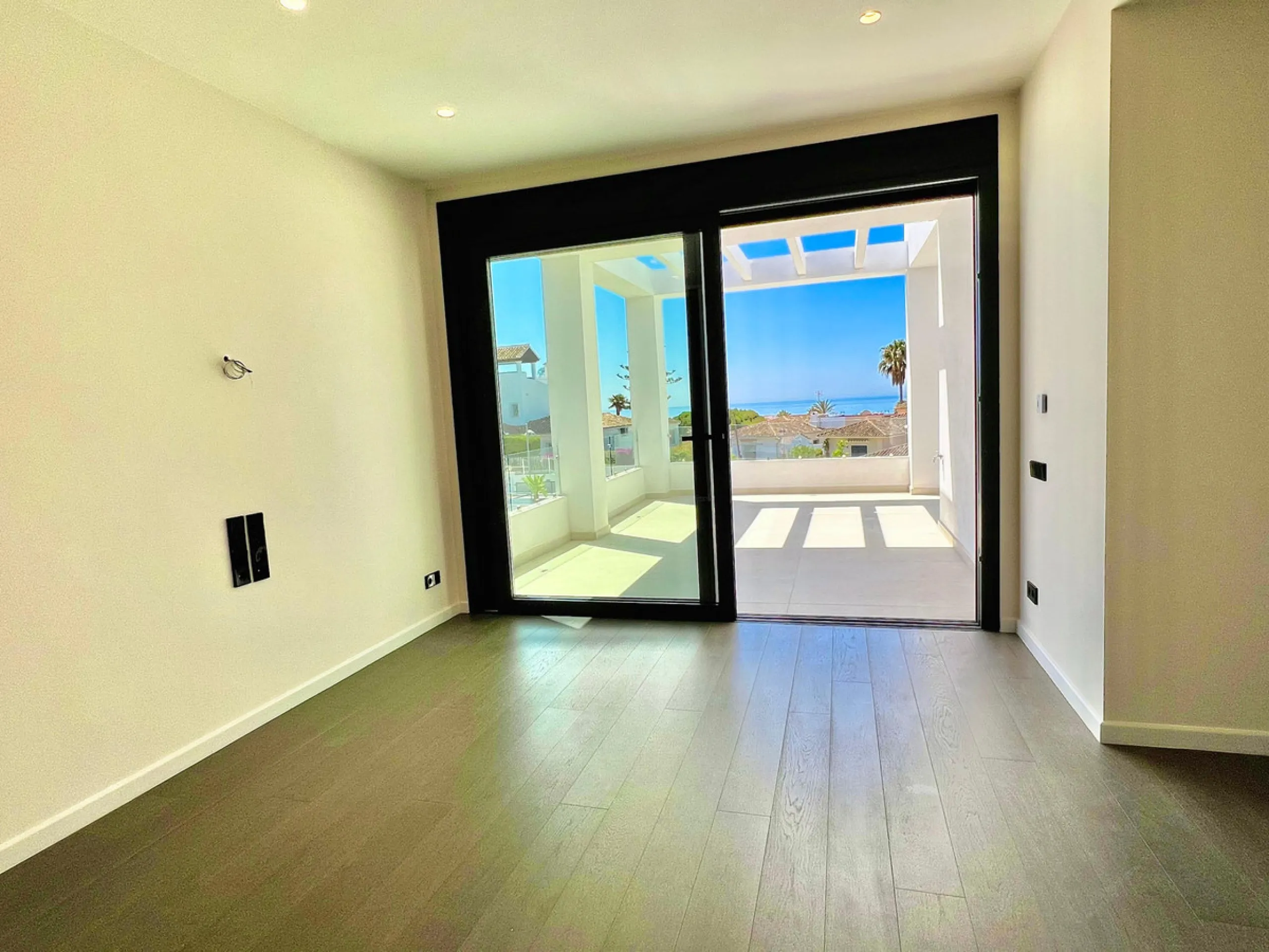 Located in a beautiful corner of the exclusive Elviria. This elegant villa has aesthetic perfection and the technological avant-garde join in an exquisite architectural work.