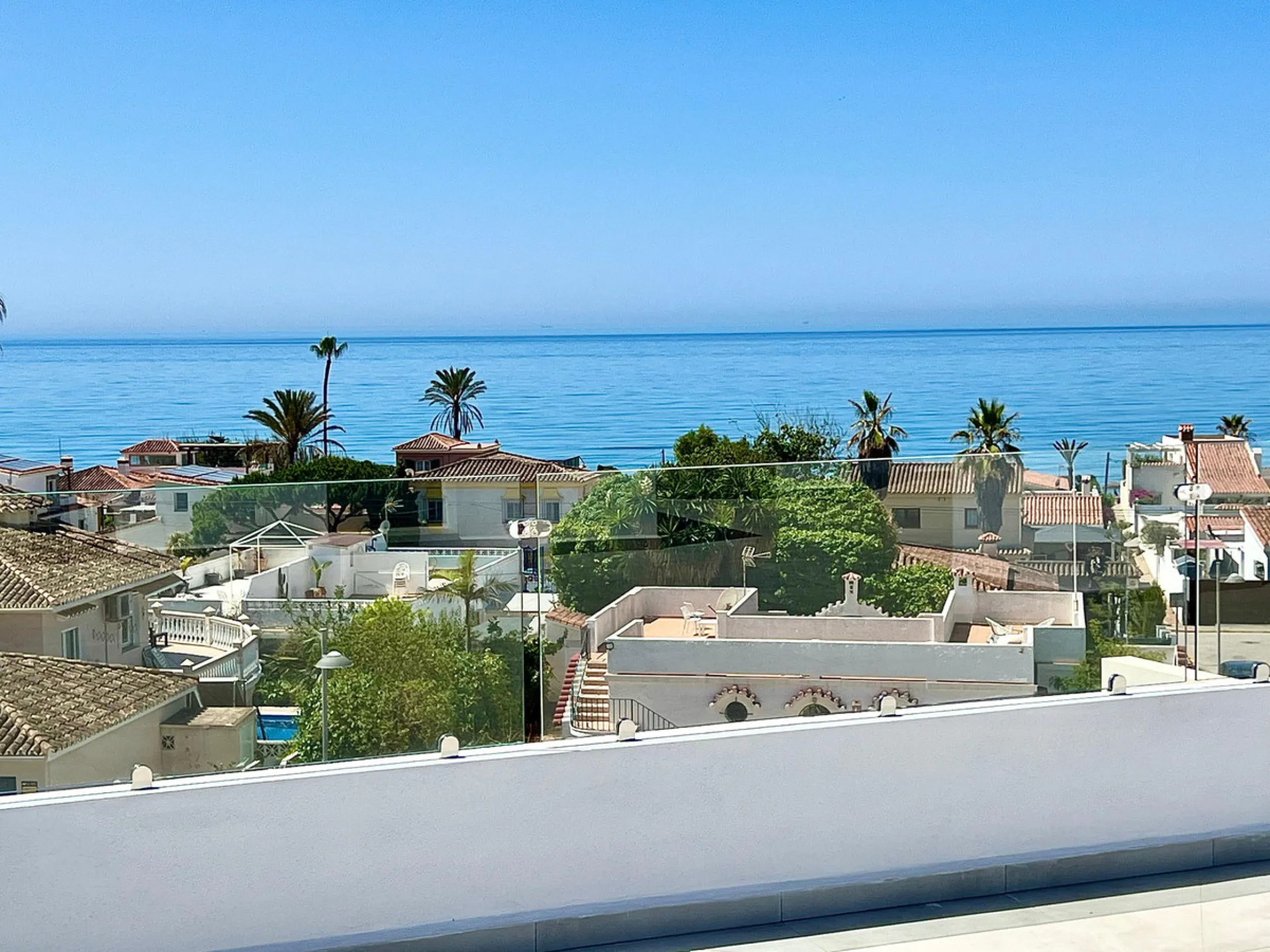 Located in a beautiful corner of the exclusive Elviria. This elegant villa has aesthetic perfection and the technological avant-garde join in an exquisite architectural work.