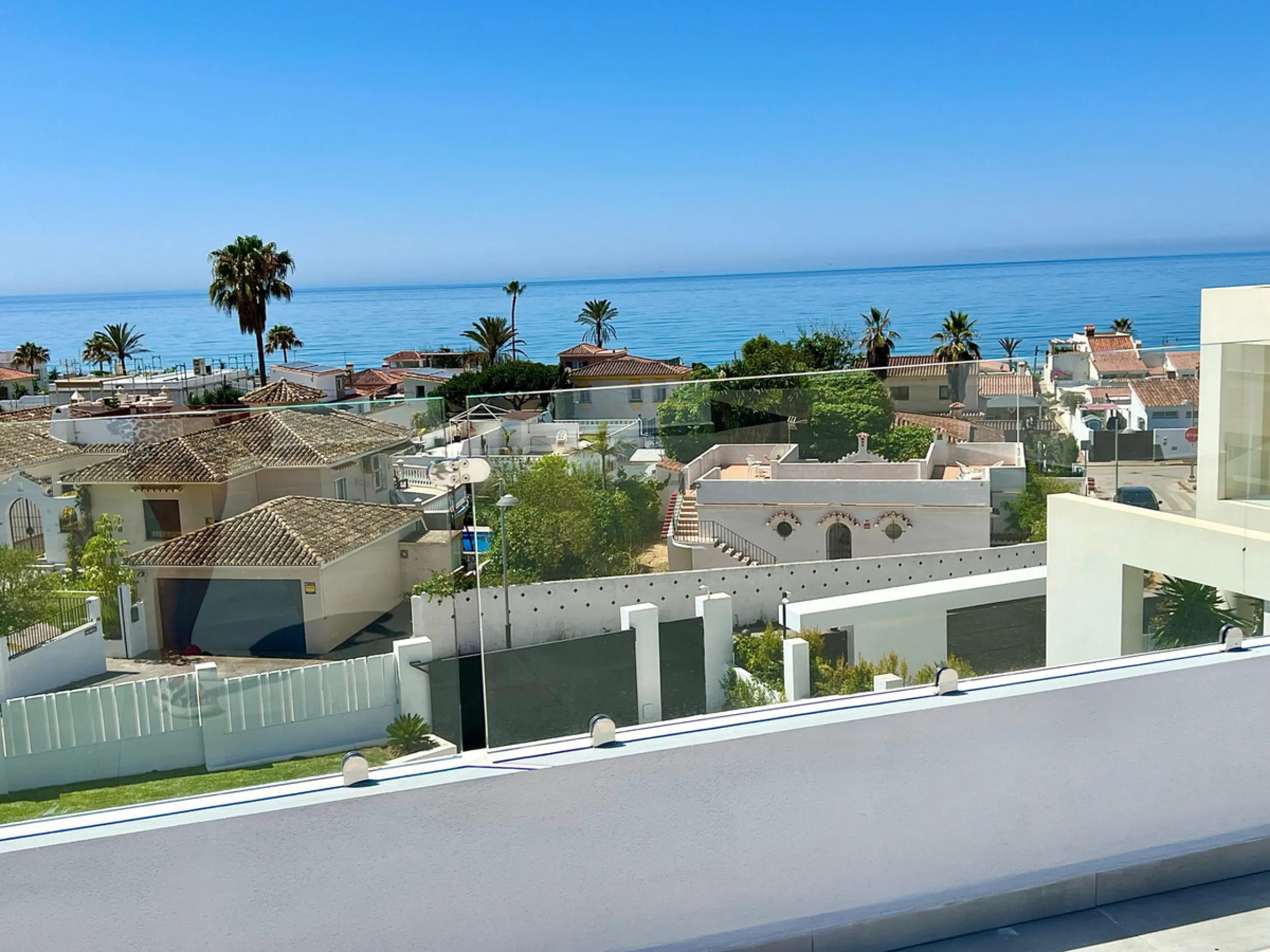 Located in a beautiful corner of the exclusive Elviria. This elegant villa has aesthetic perfection and the technological avant-garde join in an exquisite architectural work.