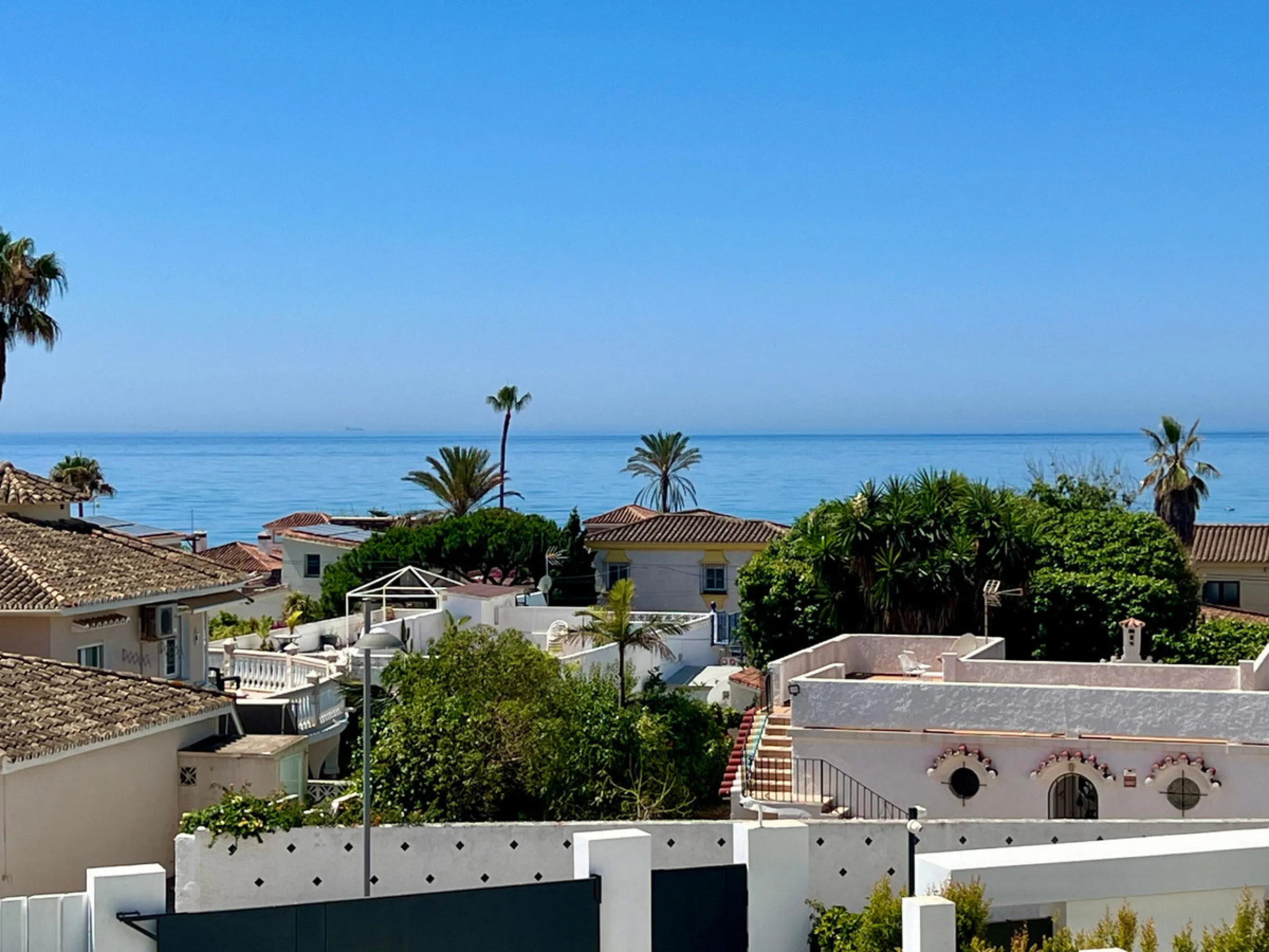 Located in a beautiful corner of the exclusive Elviria. This elegant villa has aesthetic perfection and the technological avant-garde join in an exquisite architectural work.