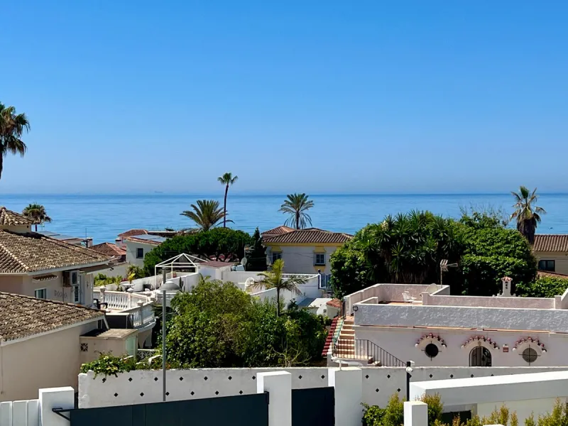 Located in a beautiful corner of the exclusive Elviria. This elegant villa has aesthetic perfection and the technological avant-garde join in an exquisite architectural work.
