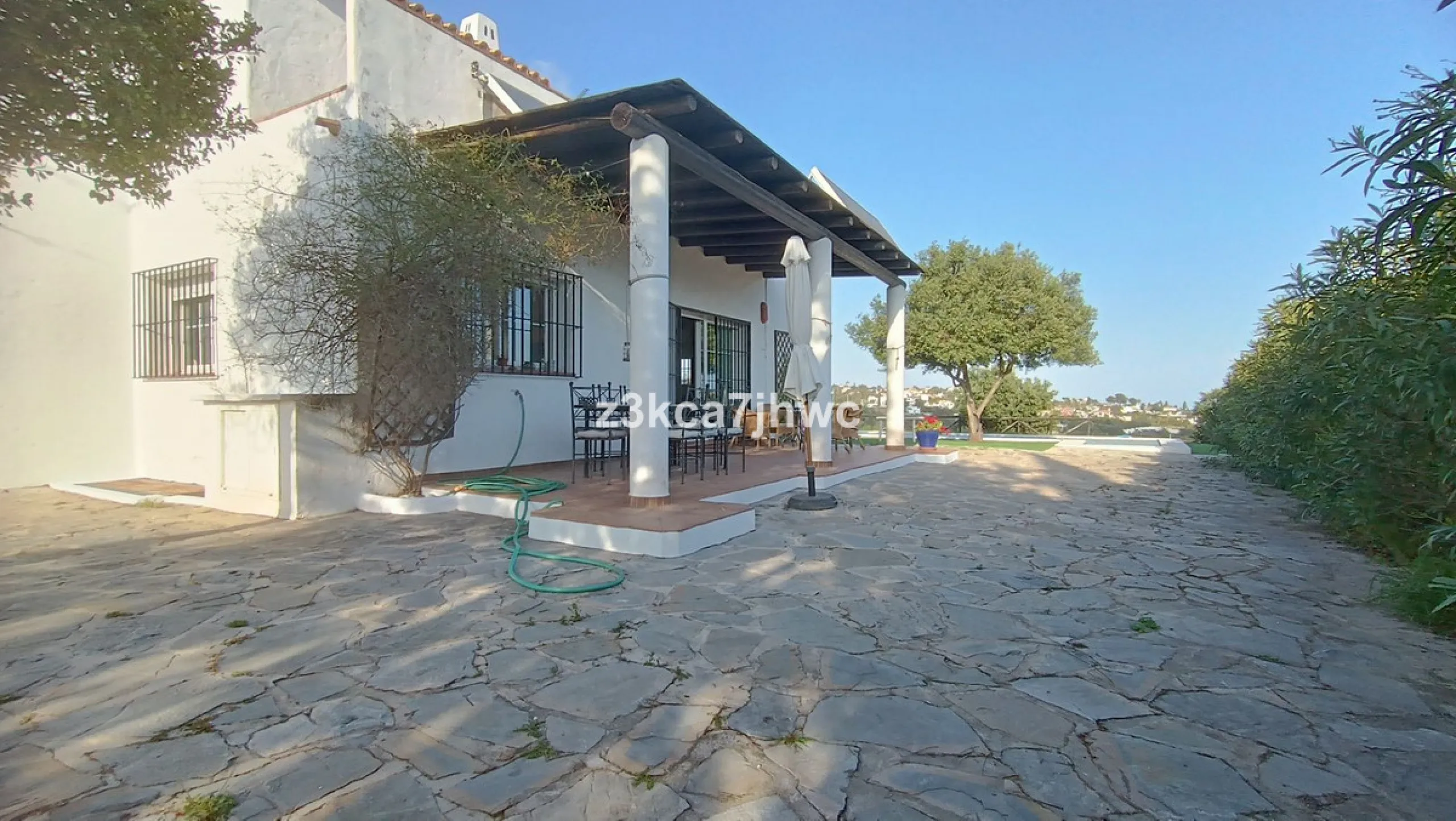 House - Detached Villa в продаже в Estepona, Málaga. В доме 4 спален и 4 ванных комнат. Площадь дома 274 м². Площадь участка 4112 м²