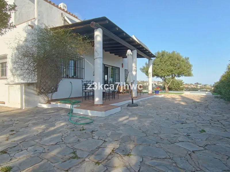 House - Detached Villa в продаже в Estepona, Málaga. В доме 4 спален и 4 ванных комнат. Площадь дома 274 м². Площадь участка 4112 м²